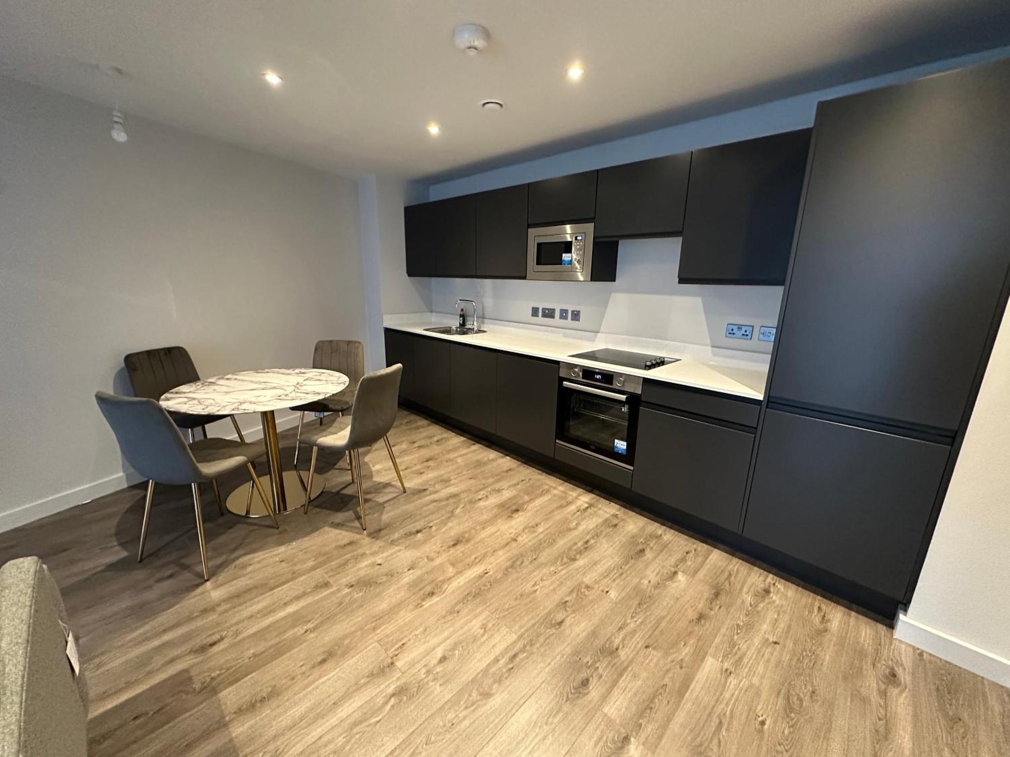 Spacious Modern 2 Bedroom Apartment *