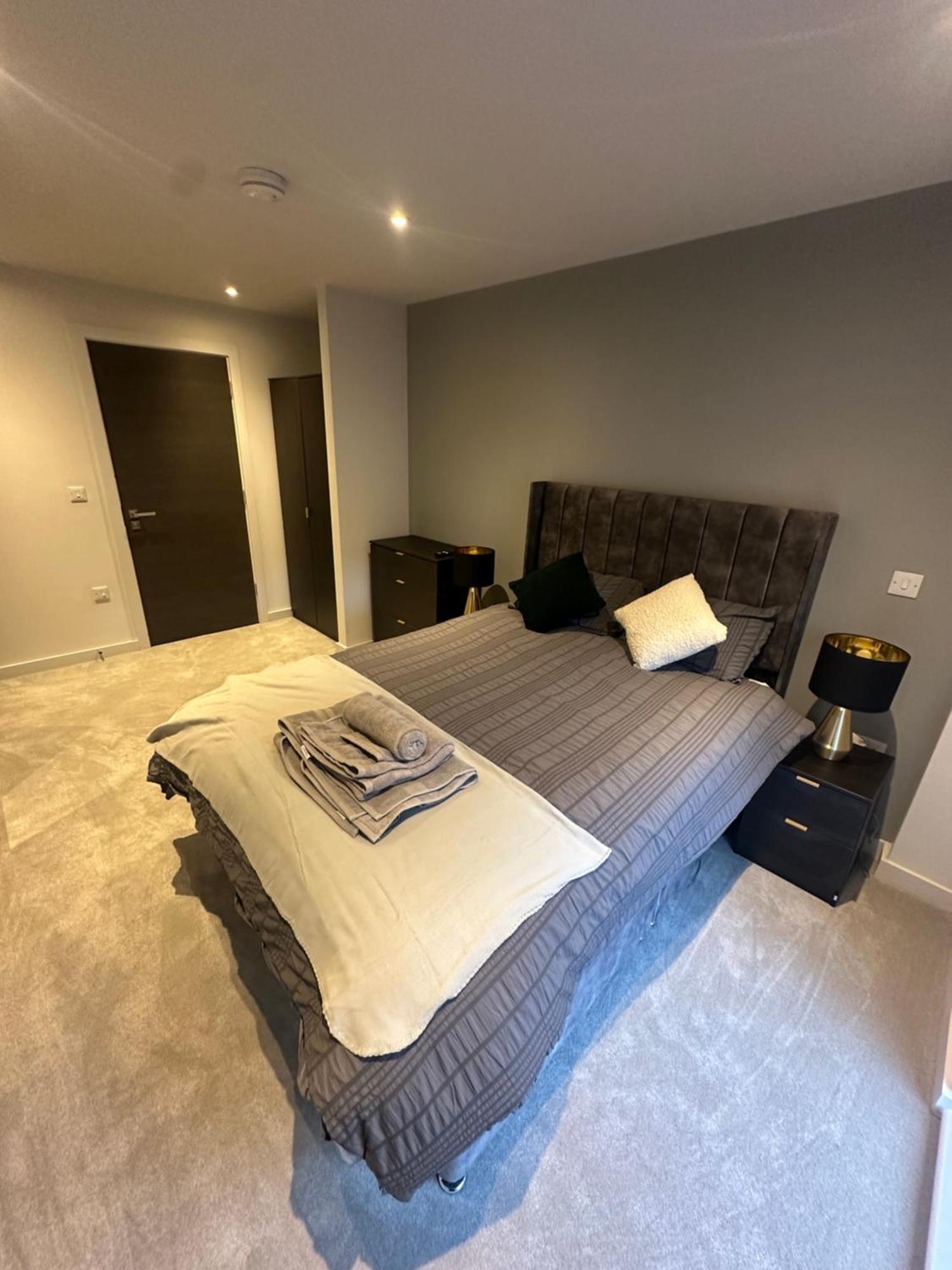 Spacious Modern 2 Bedroom Apartment *