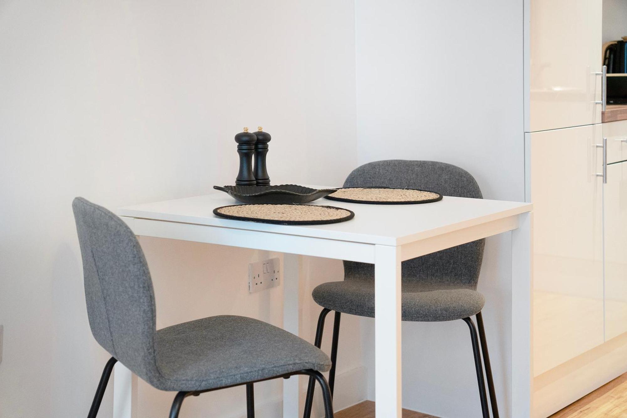 New! 1br In Media Free Wifi Apartment Manchester