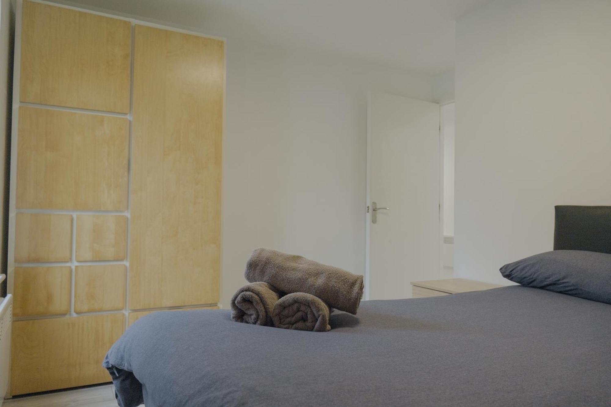 Apartment Lovely Modern 2 Bed Flat With Parking, Close To Centre