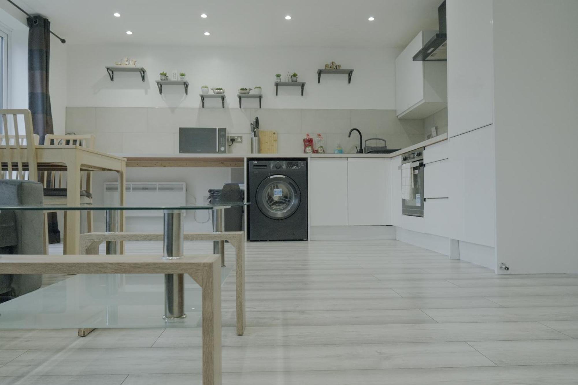 Lovely Modern 2 Bed Flat With Parking, Close To Centre Apartment *