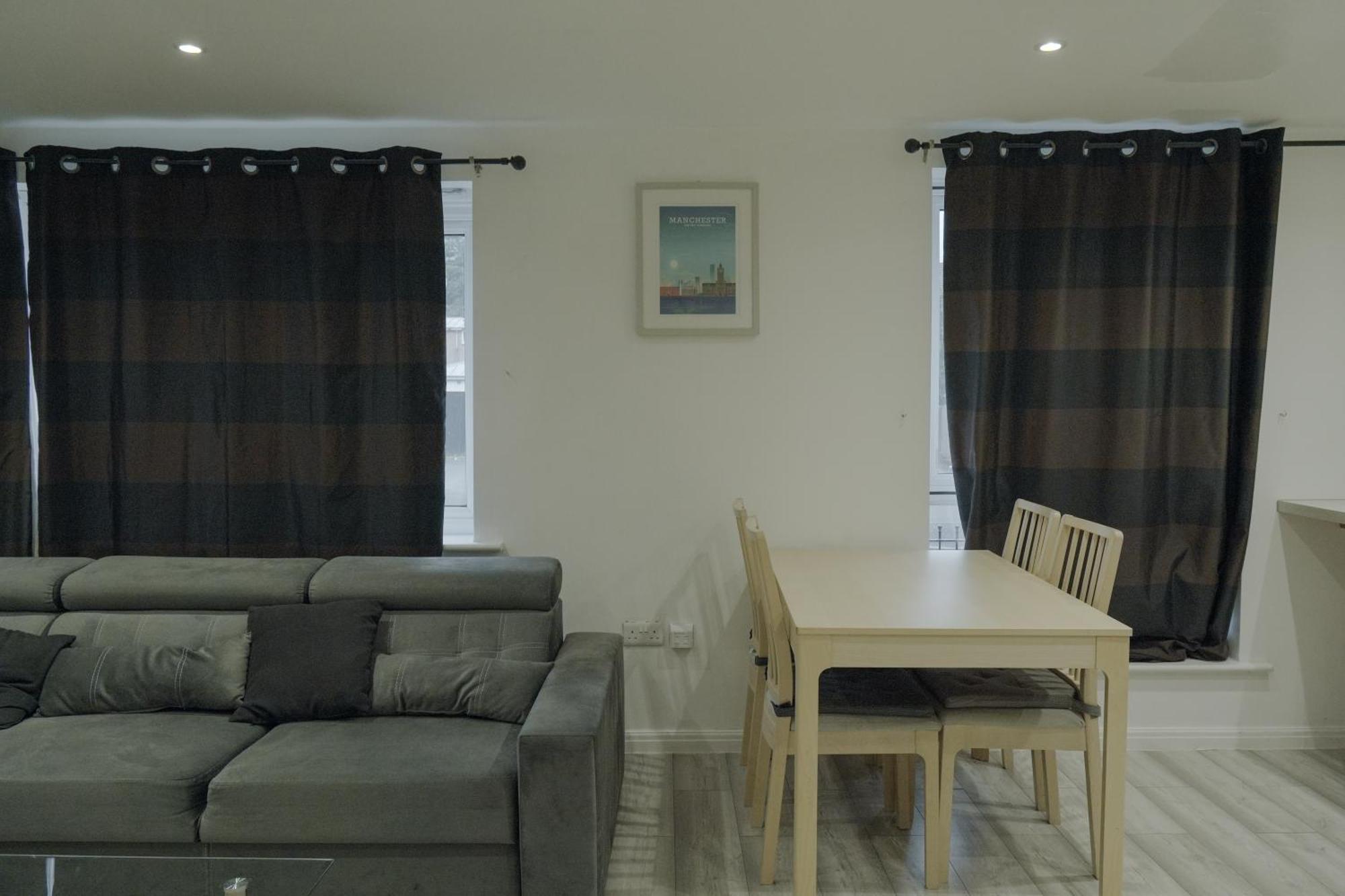 Apartment Lovely Modern 2 Bed Flat With Parking, Close To Centre *
