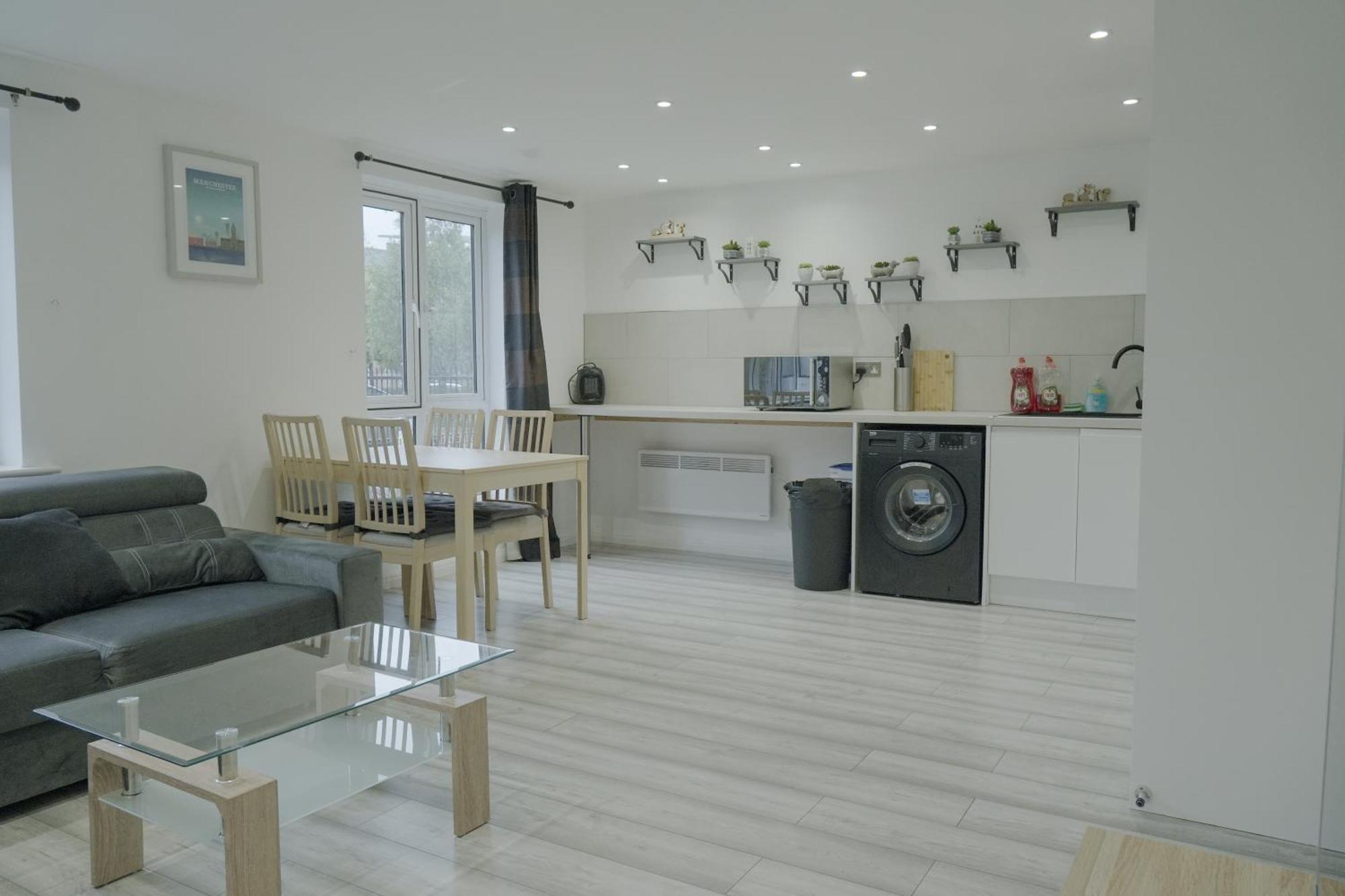 Lovely Modern 2 Bed Flat With Parking, Close To Centre *