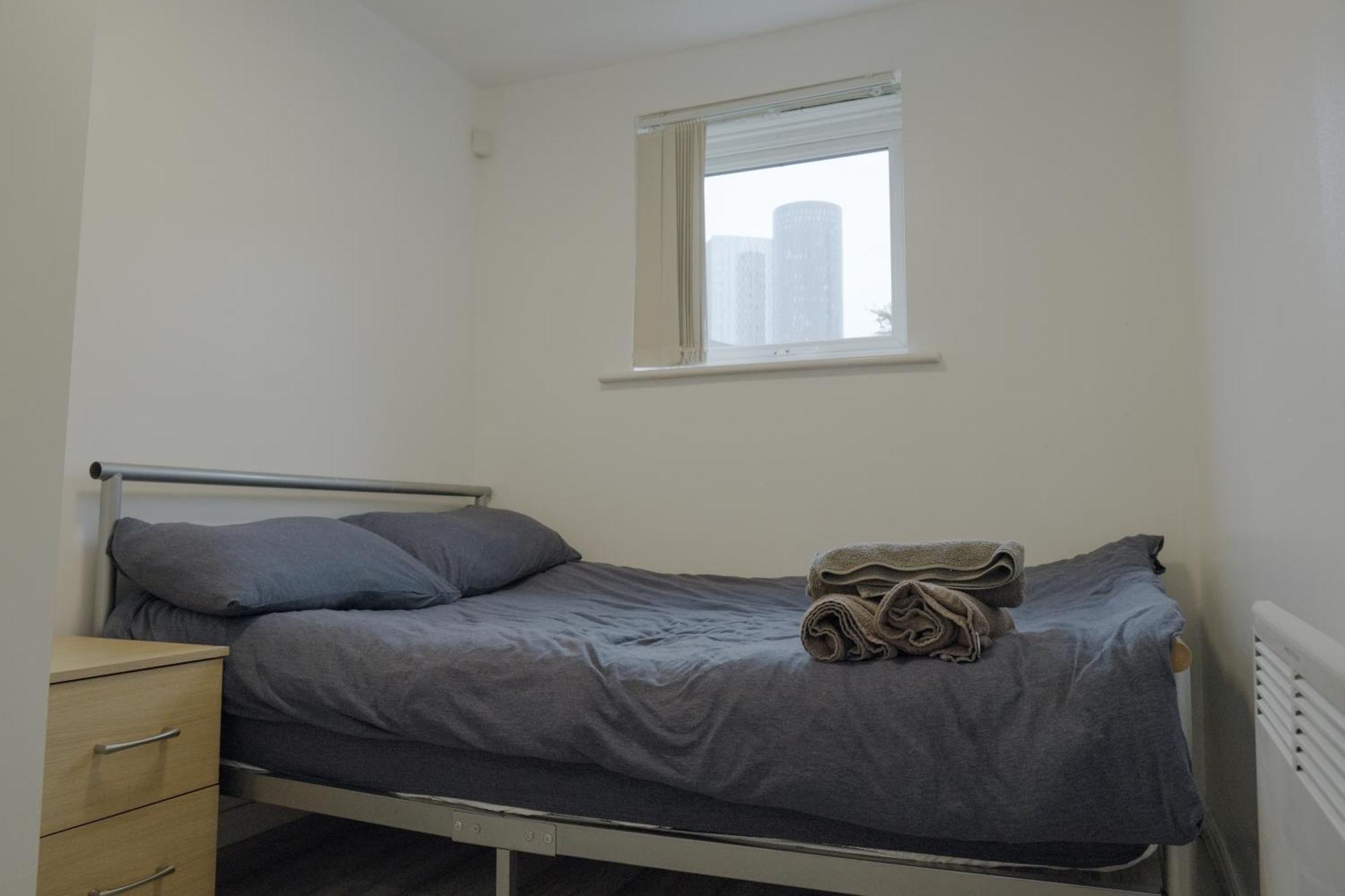 Lovely Modern 2 Bed Flat With Parking, Close To Centre