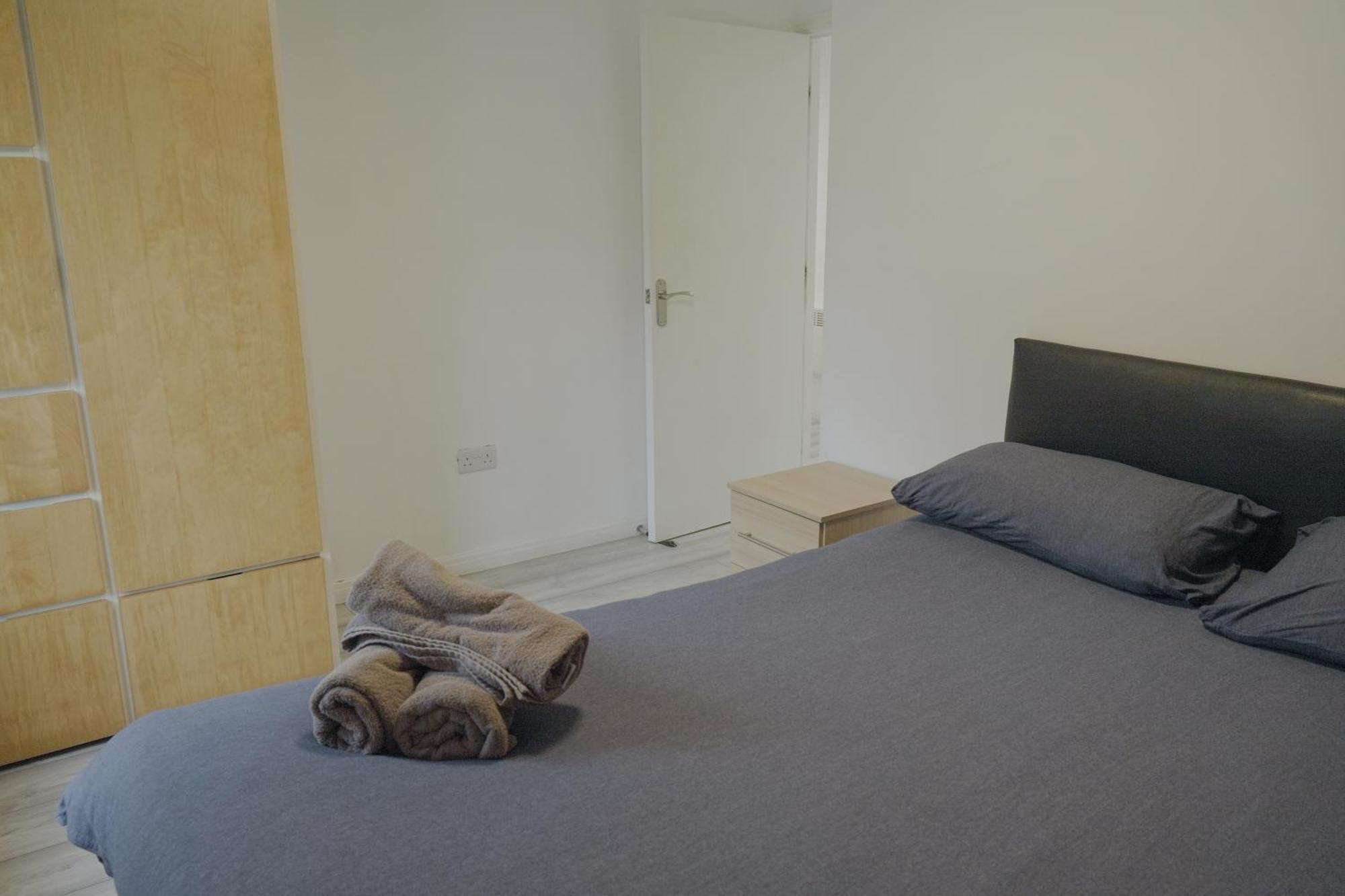 Lovely Modern 2 Bed Flat With Parking, Close To Centre Apartment