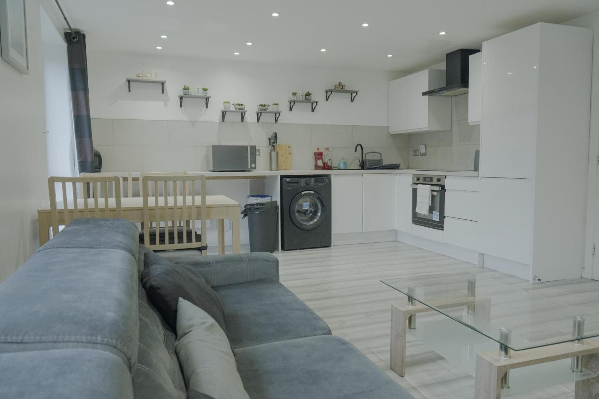 Lovely Modern 2 Bed Flat With Parking, Close To Centre Apartment *