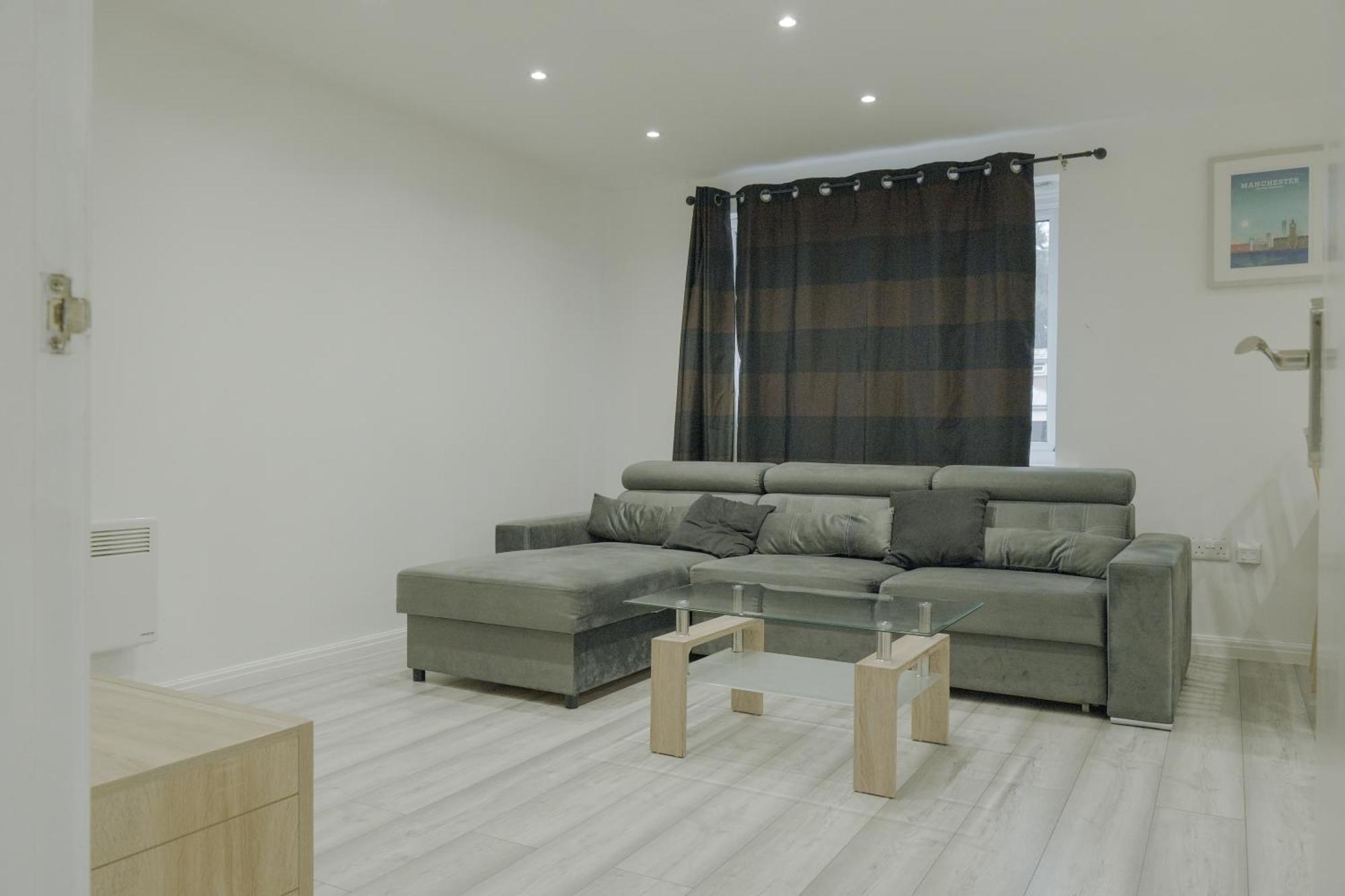 Lovely Modern 2 Bed Flat With Parking, Close To Centre Apartment