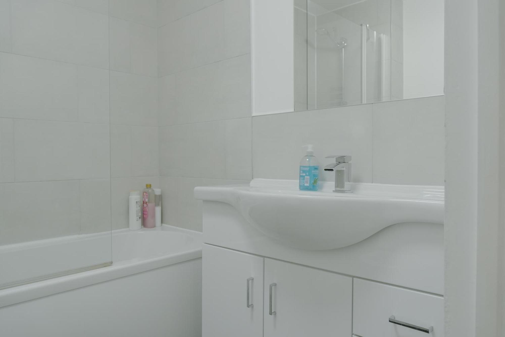 Lovely Modern 2 Bed Flat With Parking, Close To Centre Apartment *