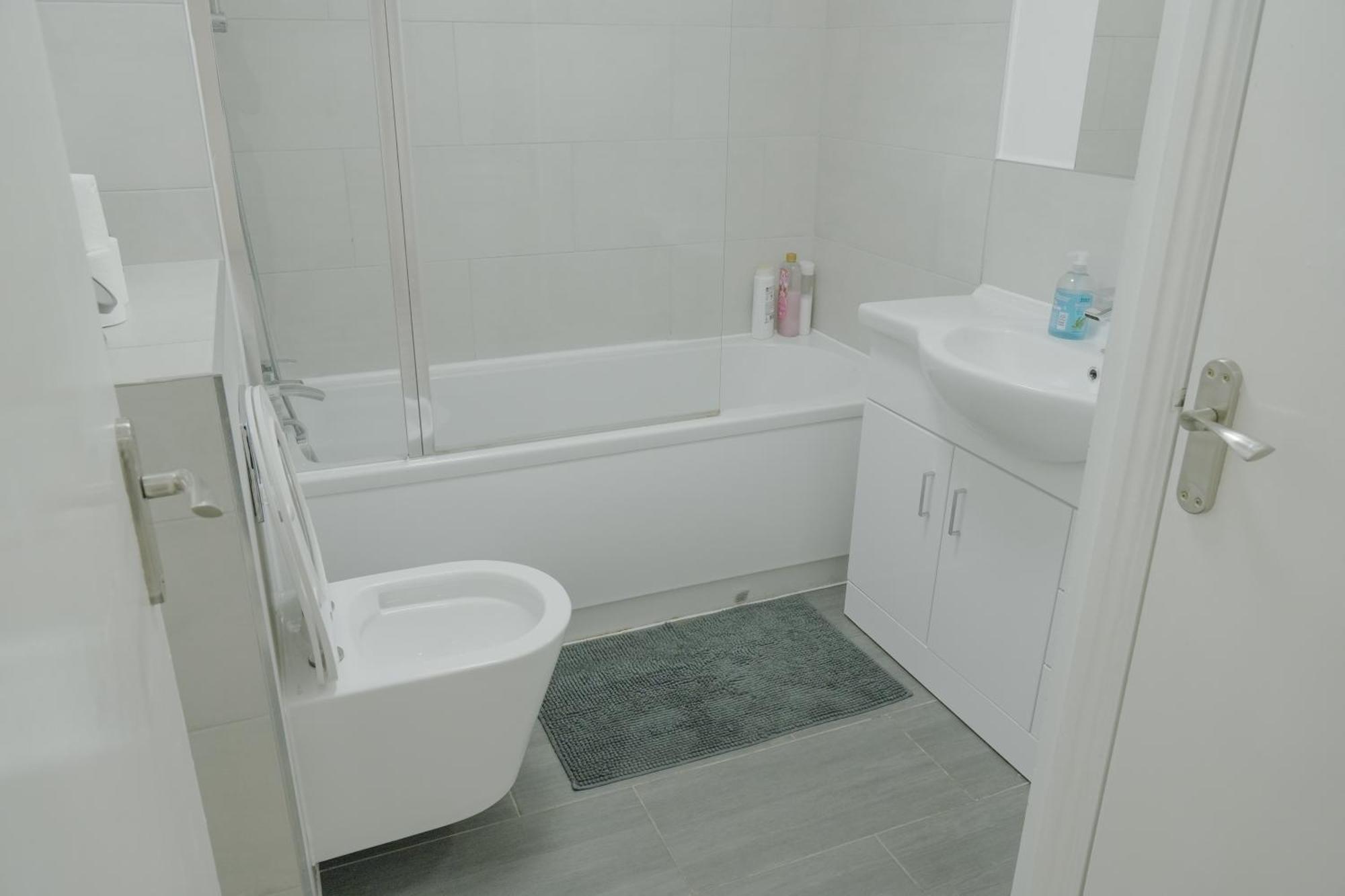 Apartment Lovely Modern 2 Bed Flat With Parking, Close To Centre *