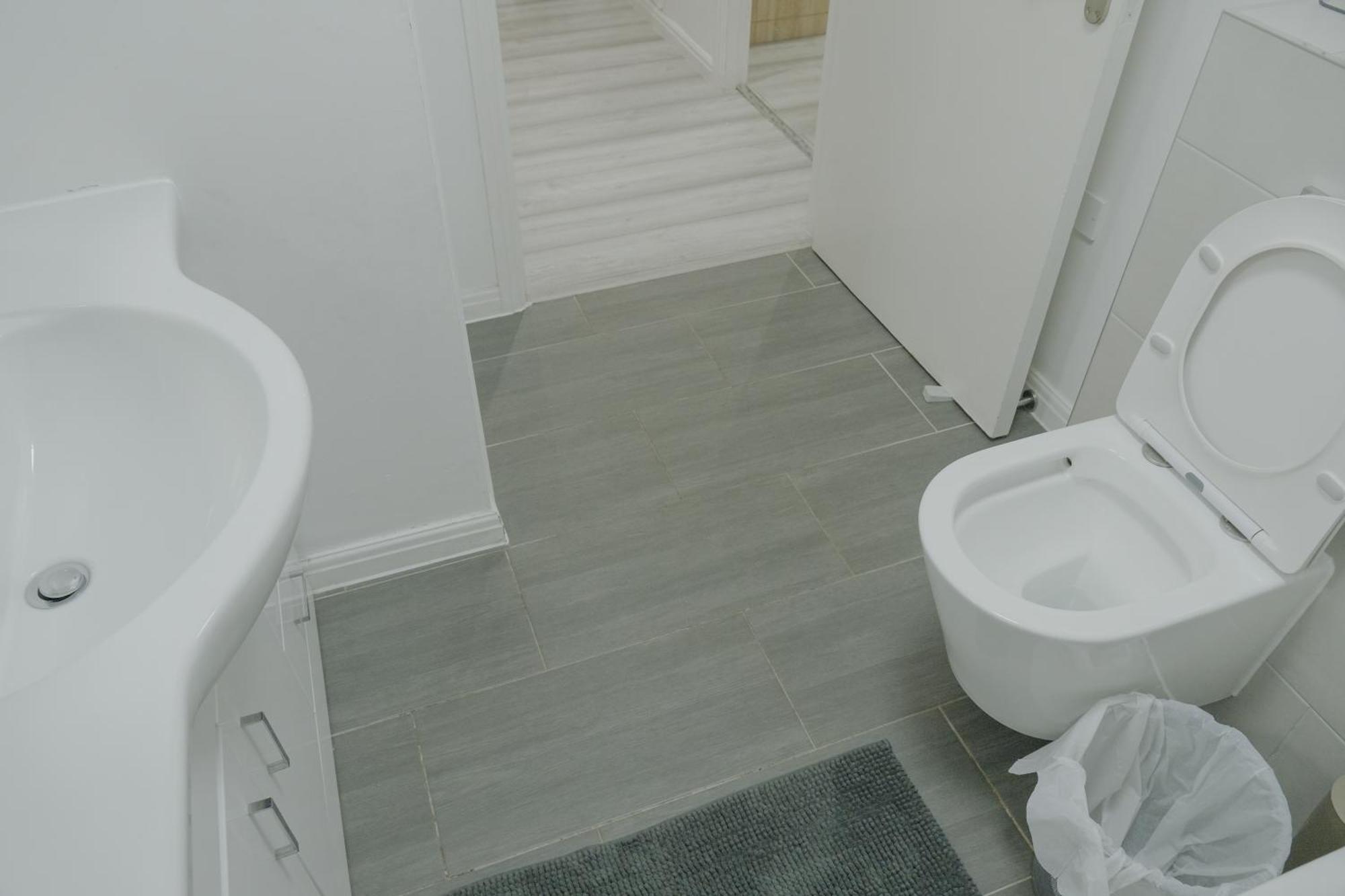 Lovely Modern 2 Bed Flat With Parking, Close To Centre *