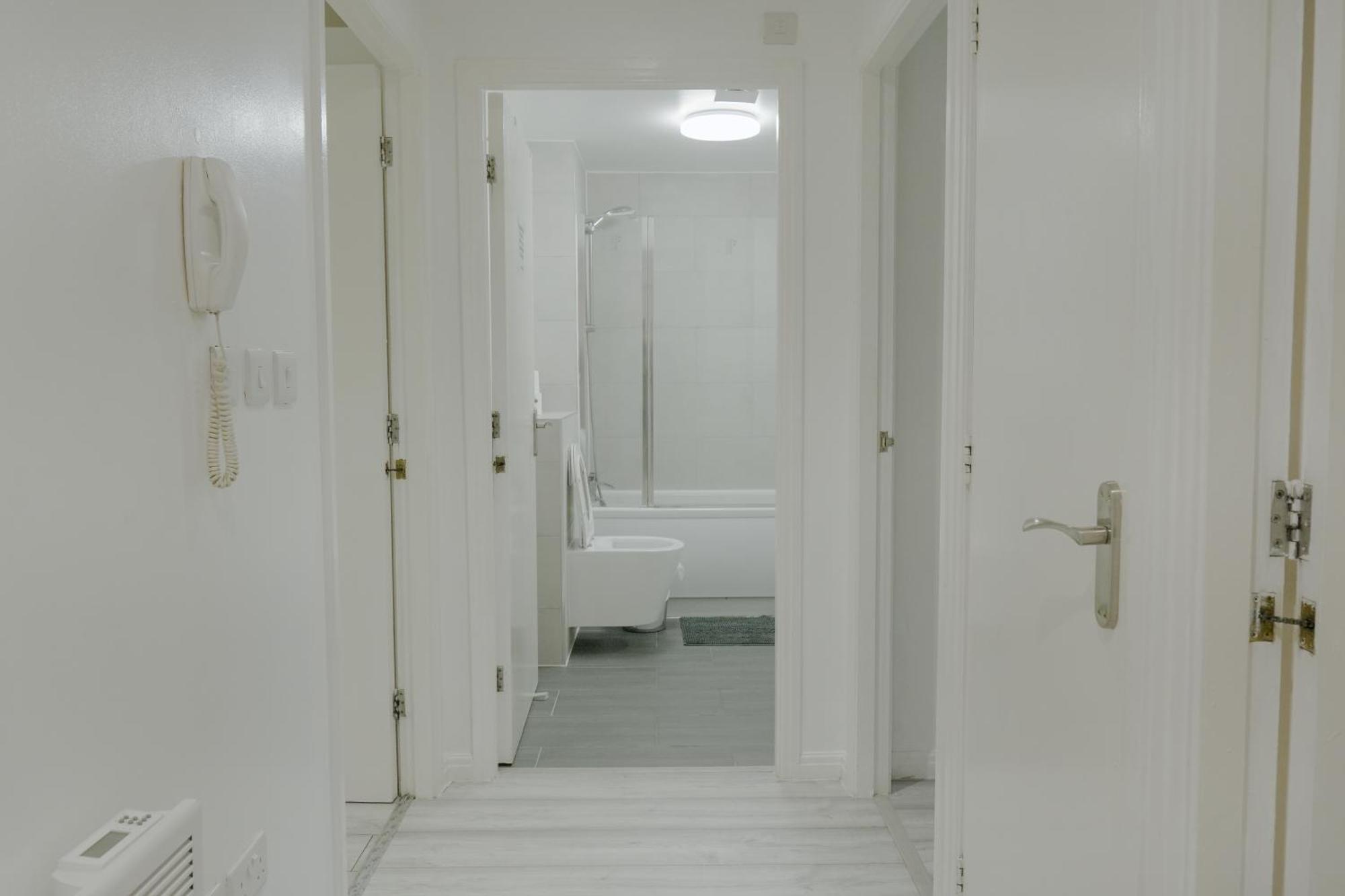 Lovely Modern 2 Bed Flat With Parking, Close To Centre