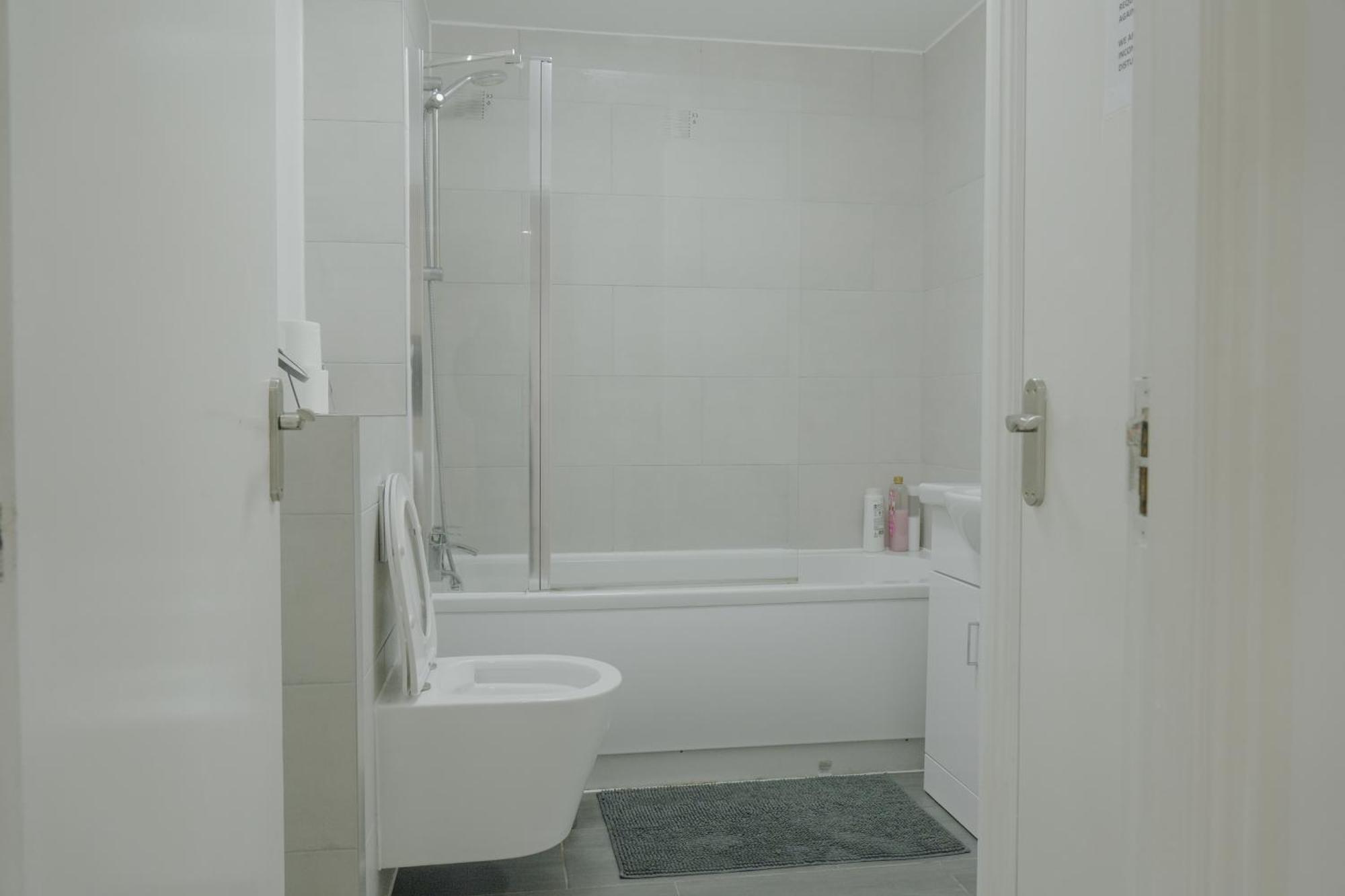 Lovely Modern 2 Bed Flat With Parking, Close To Centre Apartment *