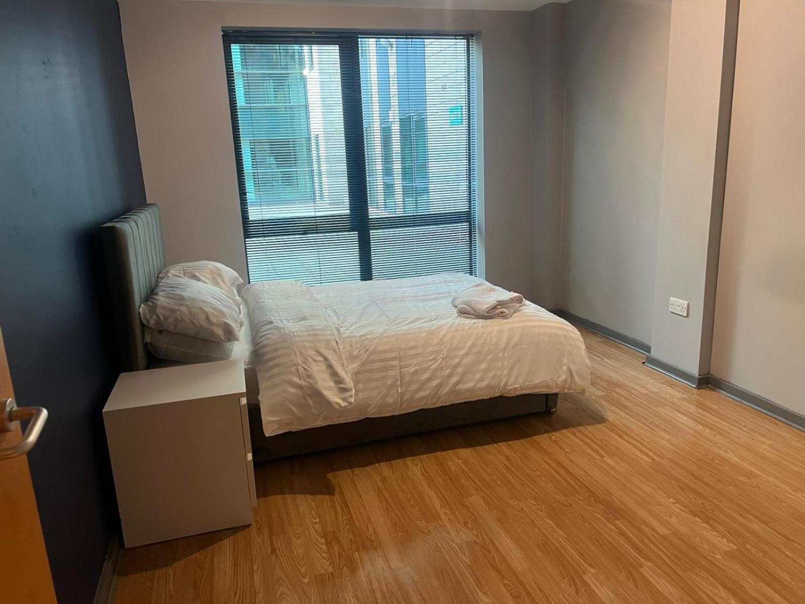 Mcr, Large 2 Bedroom Apartment, Parking!
