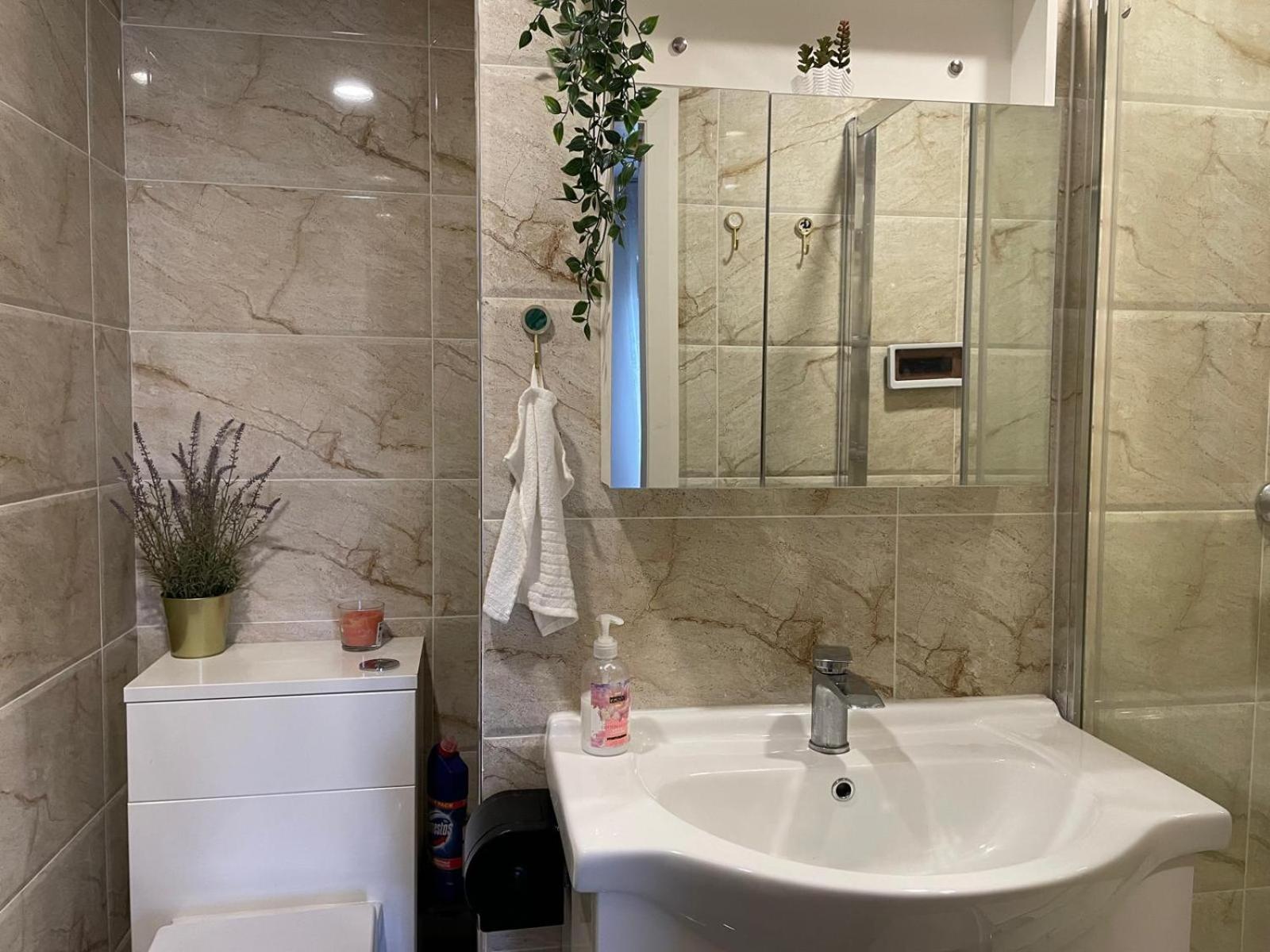 Flat With Free Secure Parking * Manchester