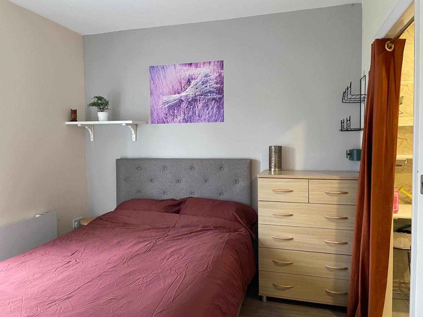 Flat With Free Secure Parking Apartment Manchester