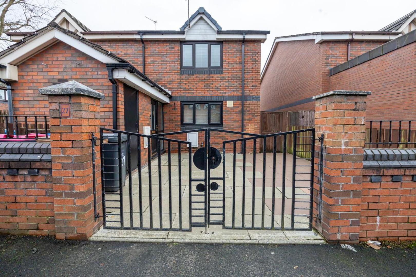 Guestready - One Perfect In Salford - No Wifi Apartment *