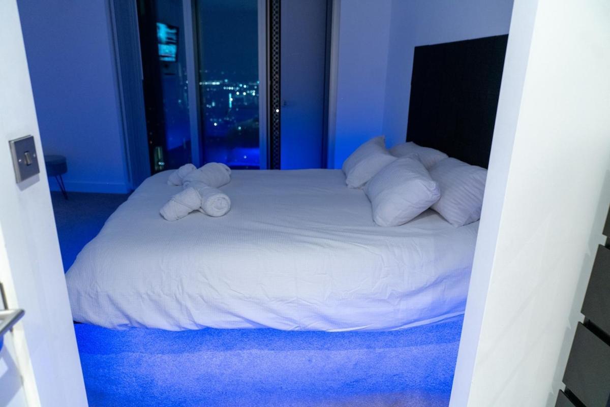 Luxury 2 Bed Penthouse With Stunning Views In Manchester City Centre *