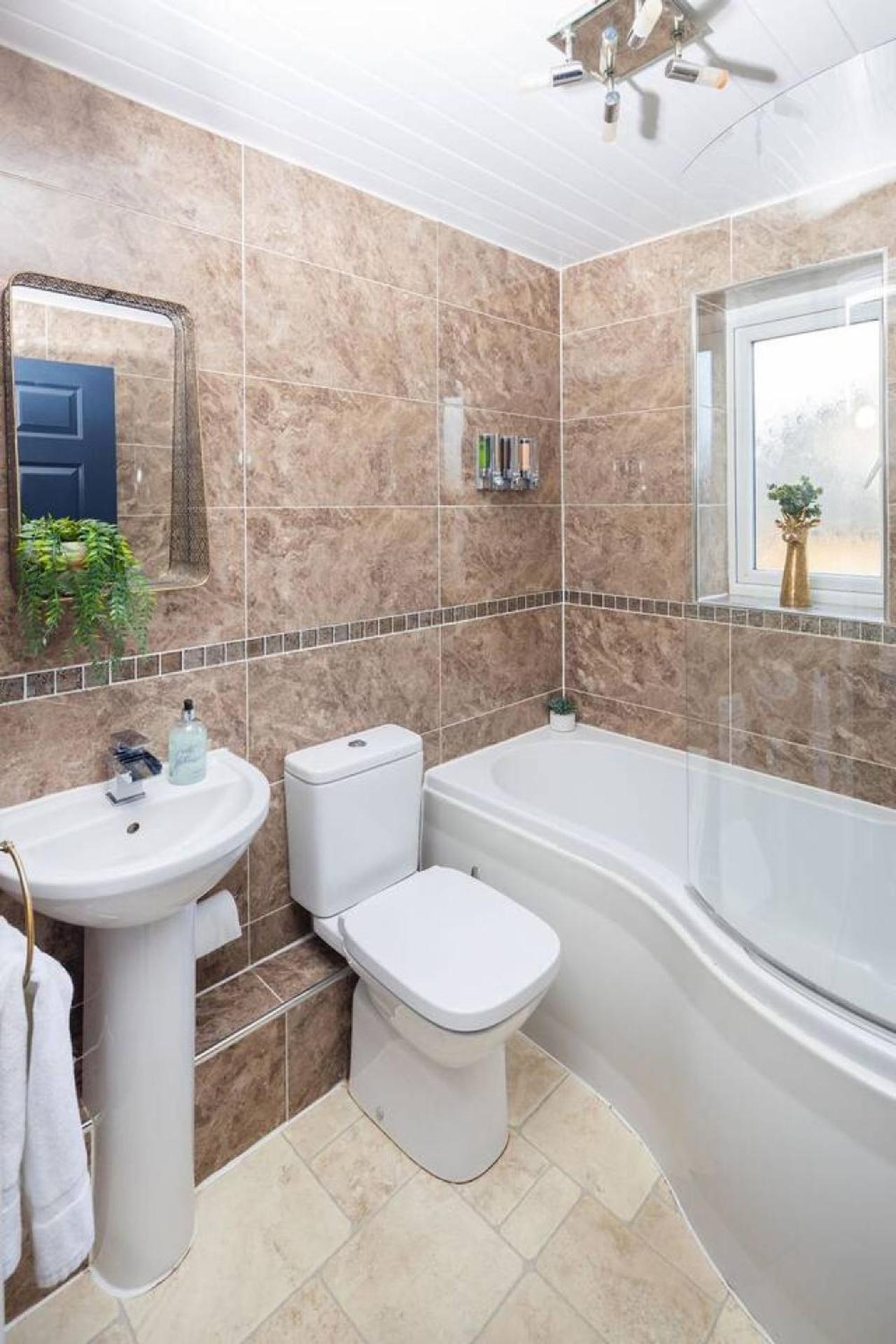 Unique 2 Bed Sleeping 4 People With Driveway Located In Bolton - Whiteoak Holiday home Manchester