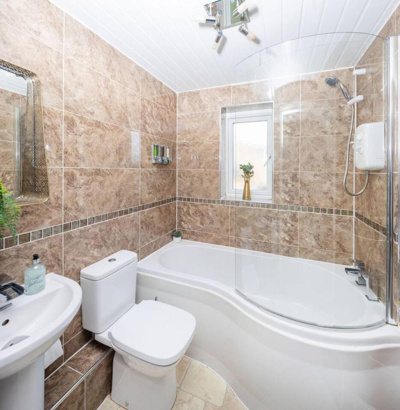 Unique 2 Bed Sleeping 4 People With Driveway Located In Bolton - Whiteoak Holiday home Manchester