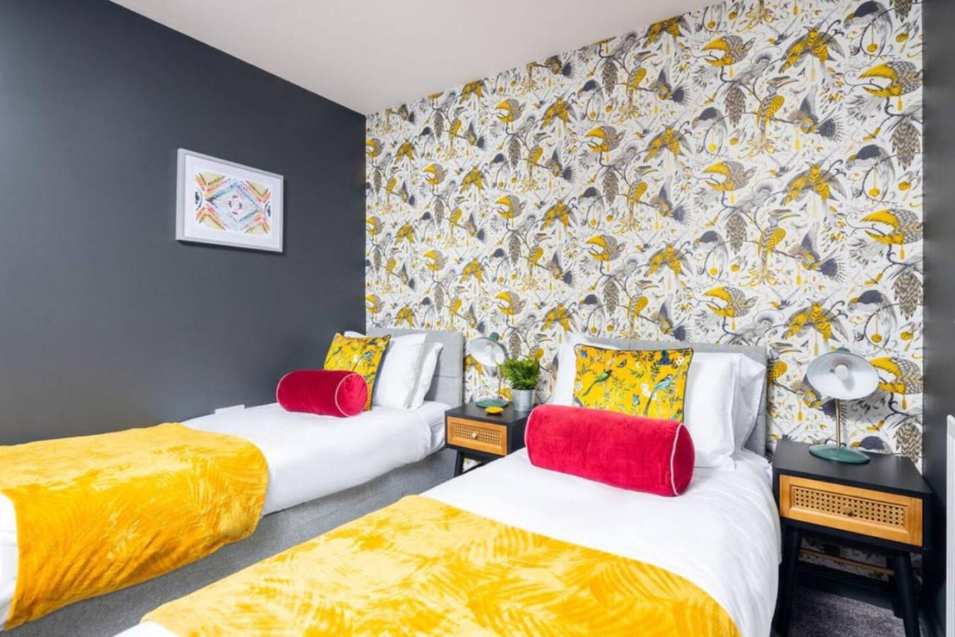 Unique 2 Bed Sleeping 4 People With Driveway Located In Bolton - Whiteoak Manchester