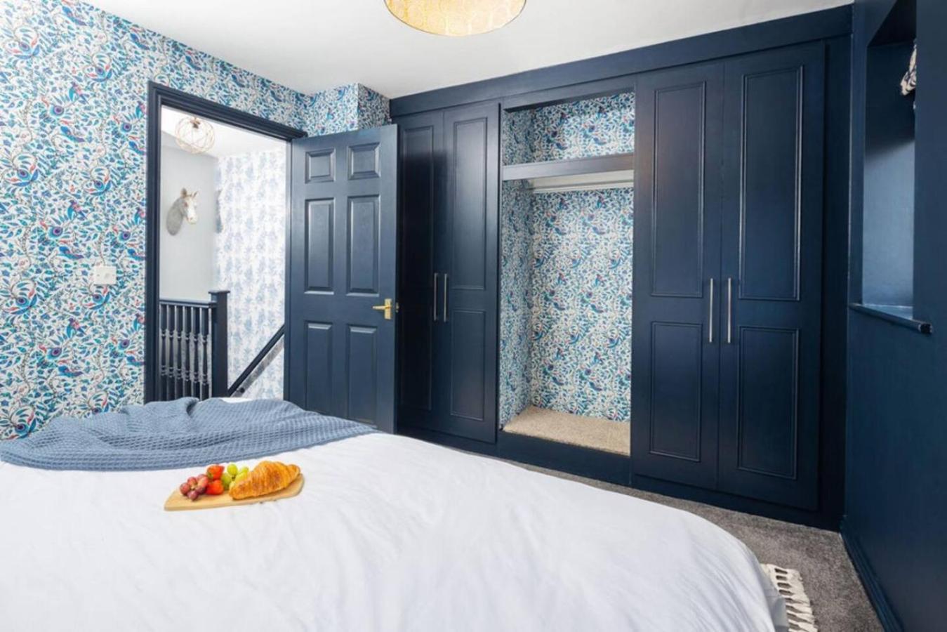 Holiday home Unique 2 Bed Sleeping 4 People With Driveway Located In Bolton - Whiteoak