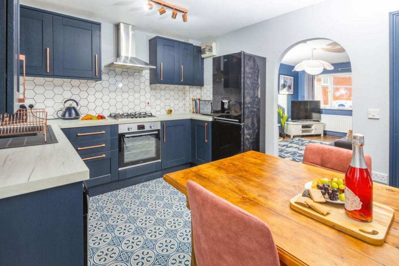Unique 2 Bed Sleeping 4 People With Driveway Located In Bolton - Whiteoak Holiday home *
