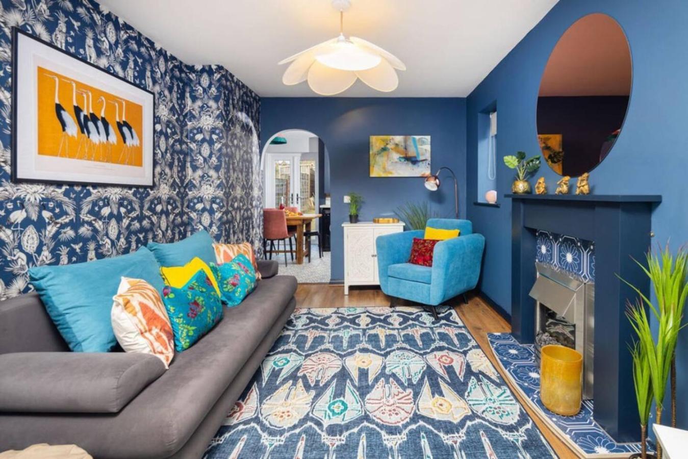 Unique 2 Bed Sleeping 4 People With Driveway Located In Bolton - Whiteoak Holiday home Manchester