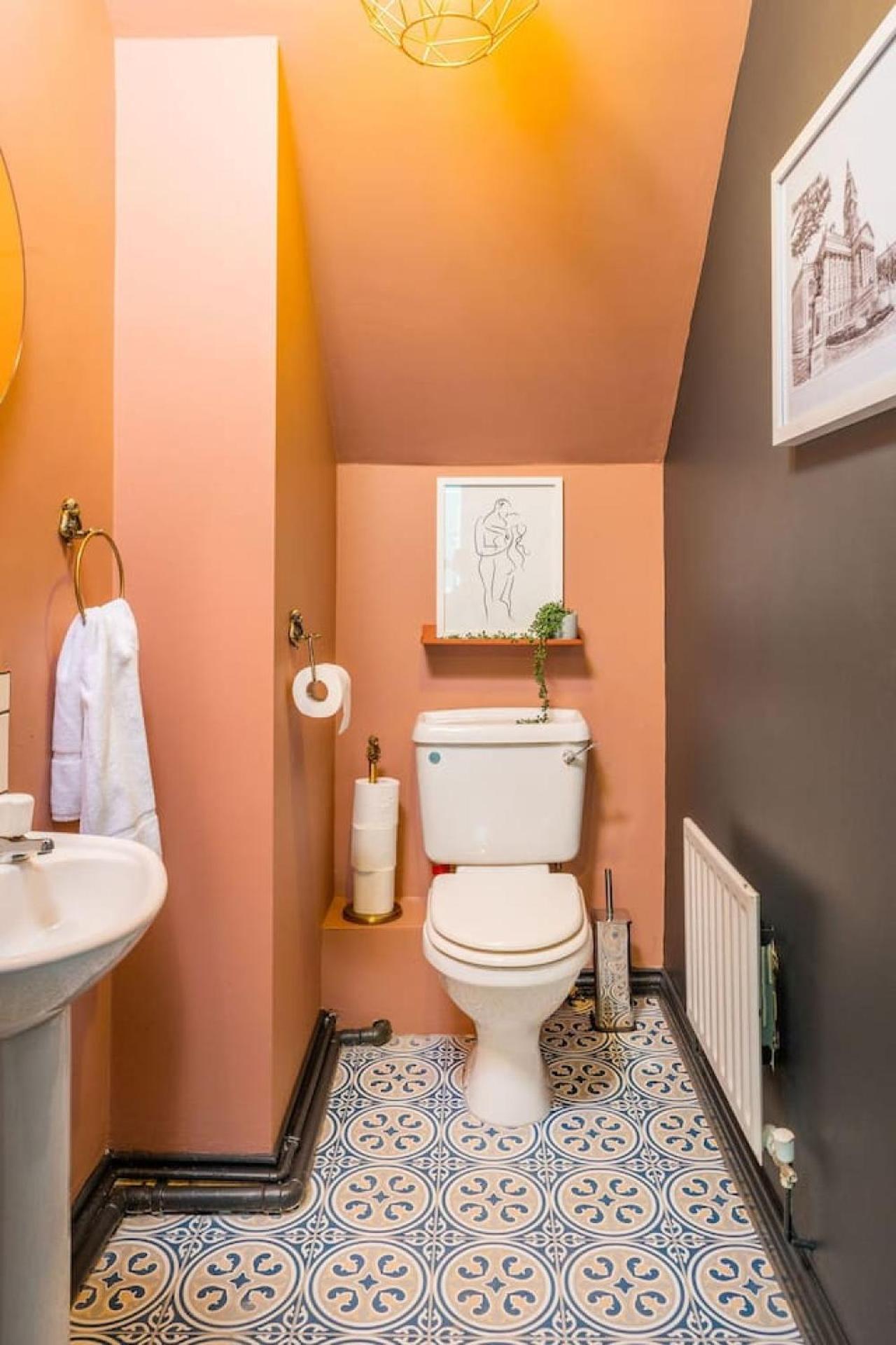 Unique 2 Bed Sleeping 4 People With Driveway Located In Bolton - Whiteoak *