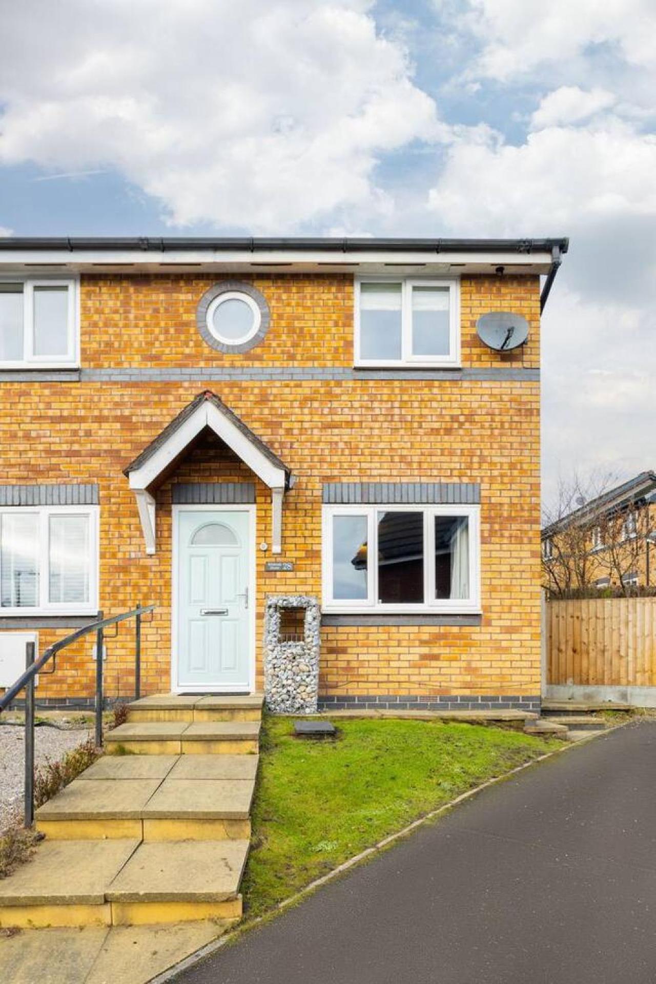 Unique 2 Bed Sleeping 4 People With Driveway Located In Bolton - Whiteoak Holiday home