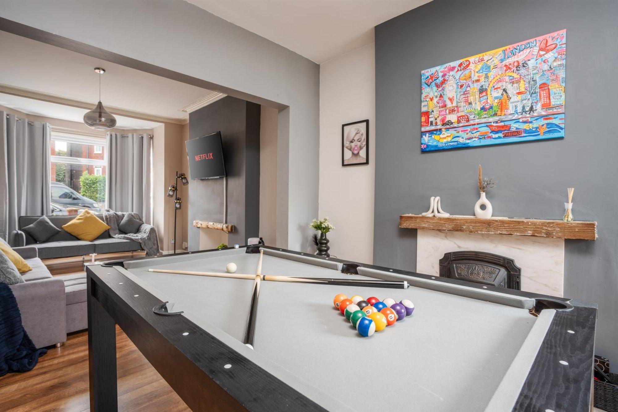 Modern & Spacious - Pool Table - Free Parking - Sleeps 10