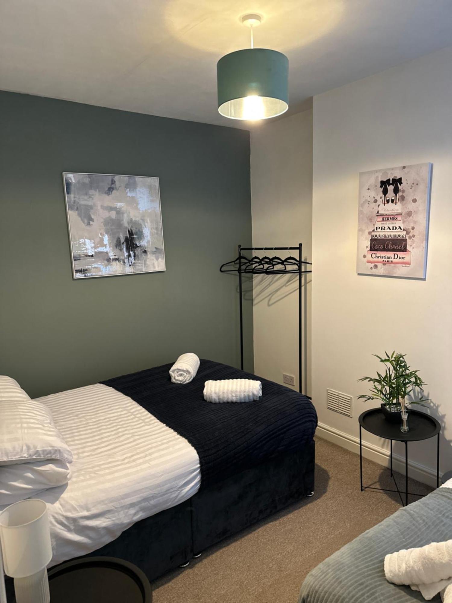 Modern & Spacious - Pool Table - Free Parking - Sleeps 10 Manchester