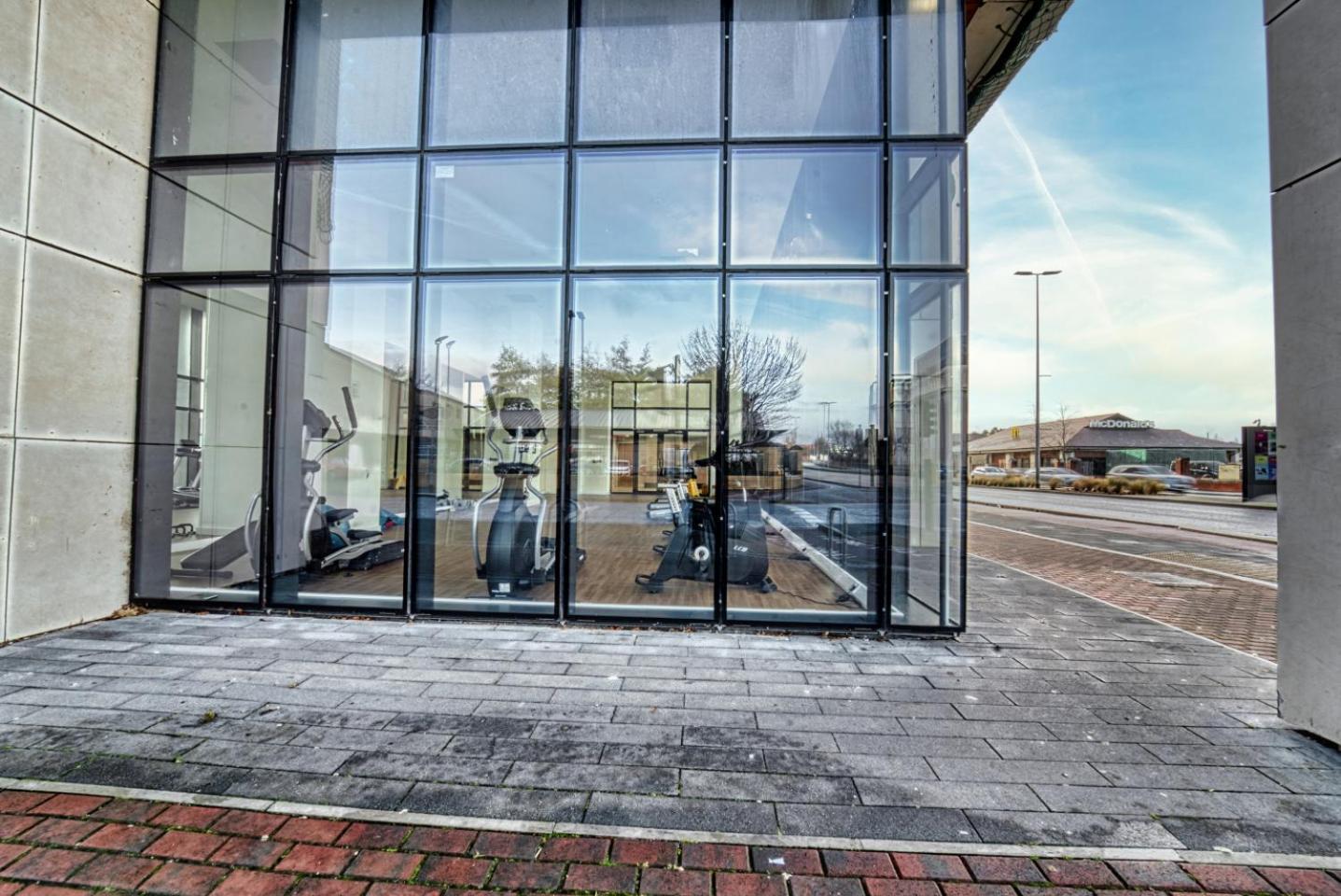 2-bedroom At Vibrant Salford Quays Apartment *