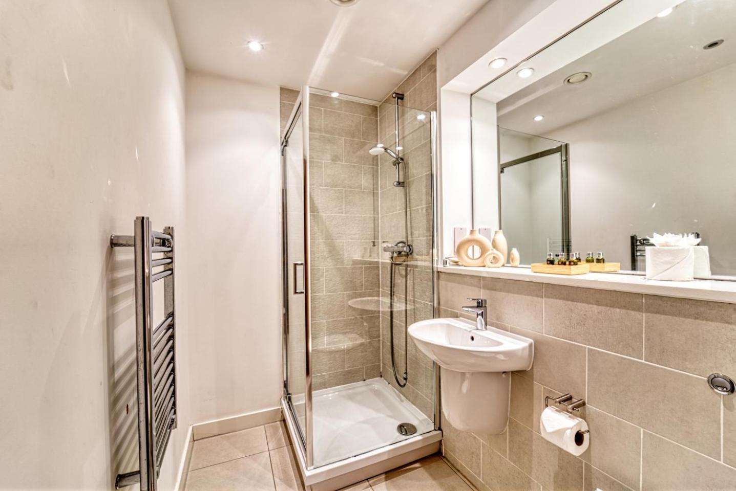 Apartment 2-bedroom At Vibrant Salford Quays Manchester