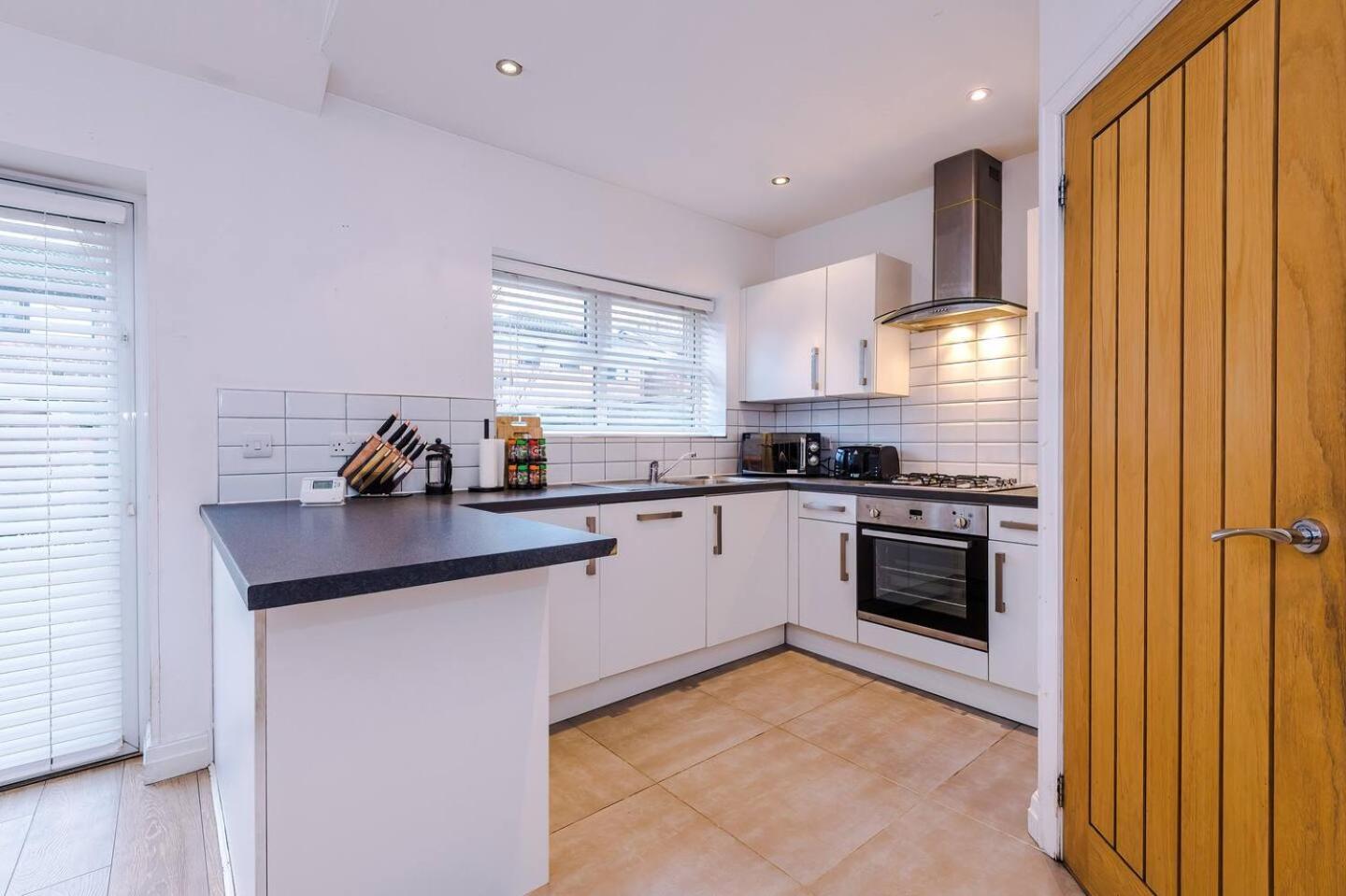 Park Lane Retreat 3br With Driveway Parking Manchester
