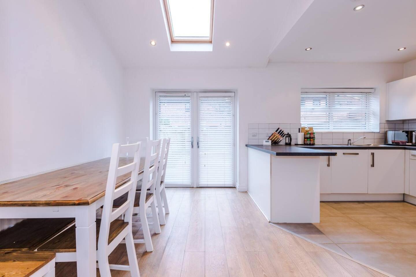 Park Lane Retreat 3br With Driveway Parking Vakantiehuis *