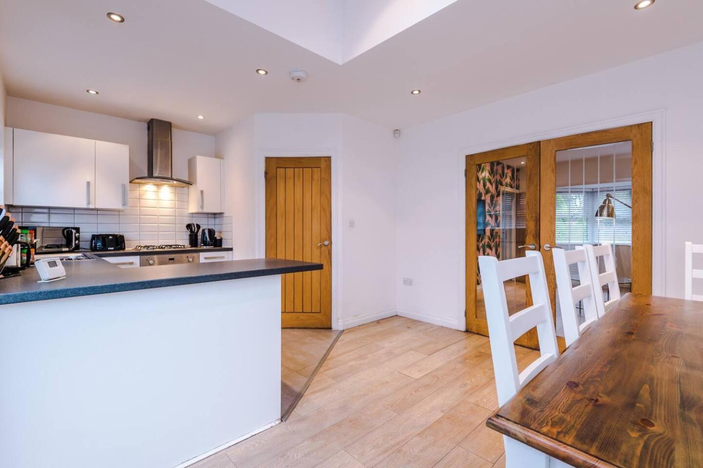 Park Lane Retreat 3br With Driveway Parking *