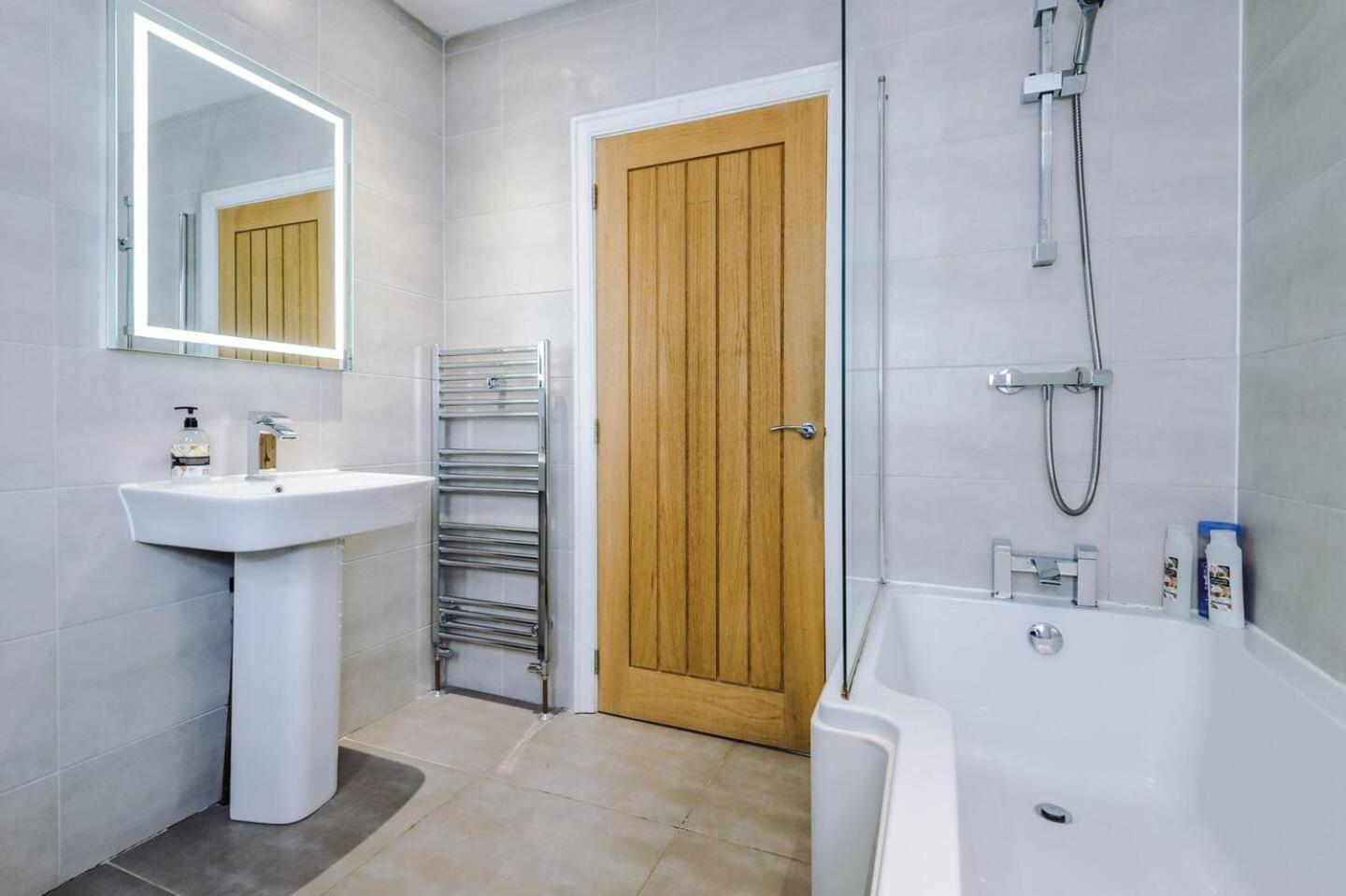 Park Lane Retreat 3br With Driveway Parking Manchester
