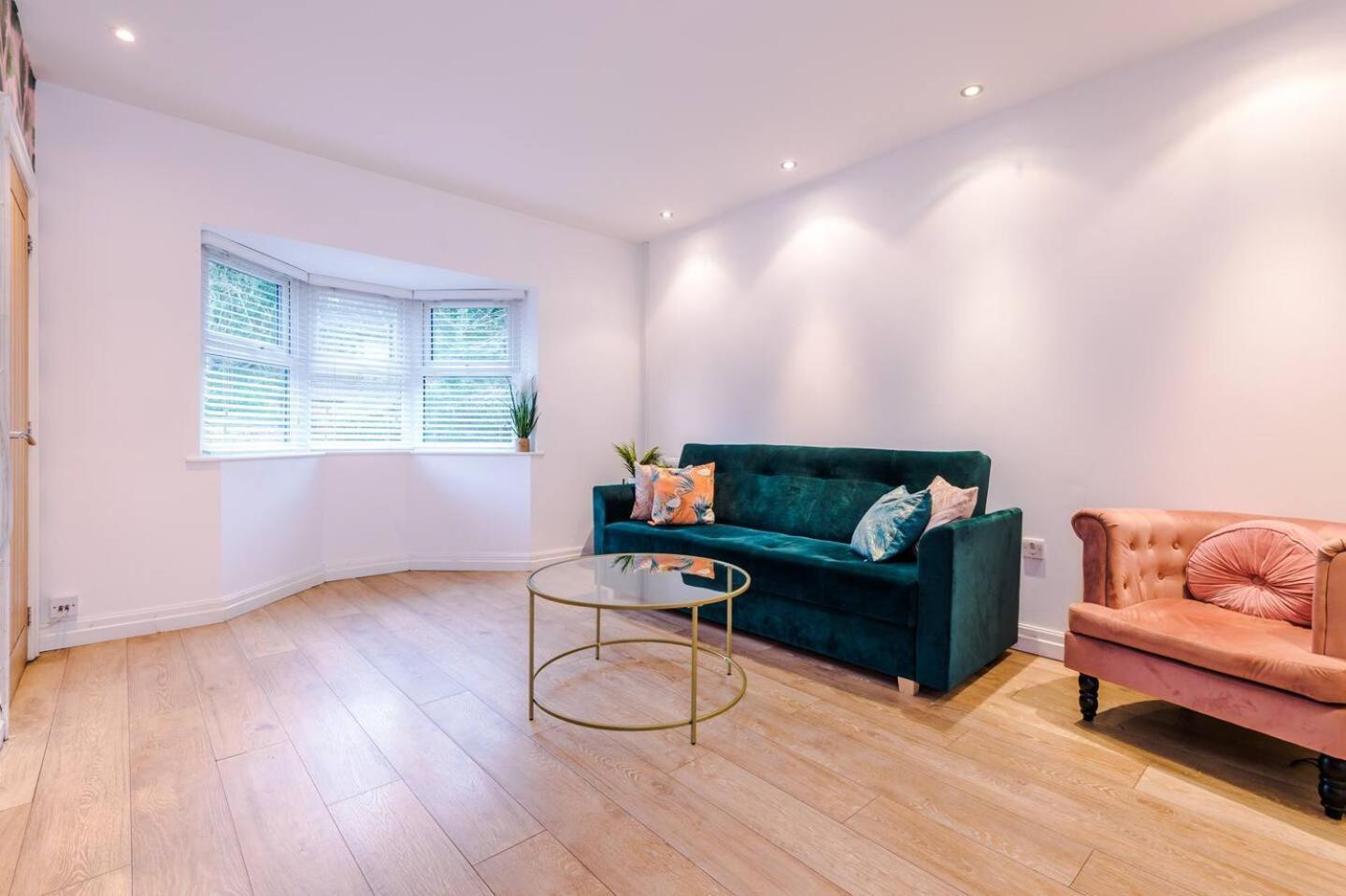 Park Lane Retreat 3br With Driveway Parking * Manchester