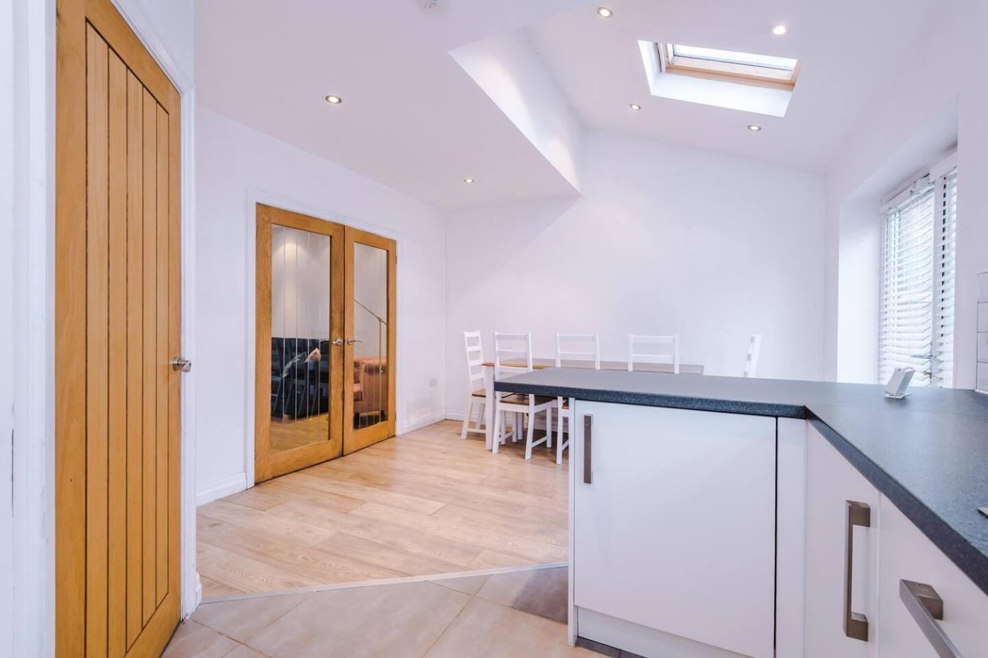 Park Lane Retreat 3br With Driveway Parking Vakantiehuis