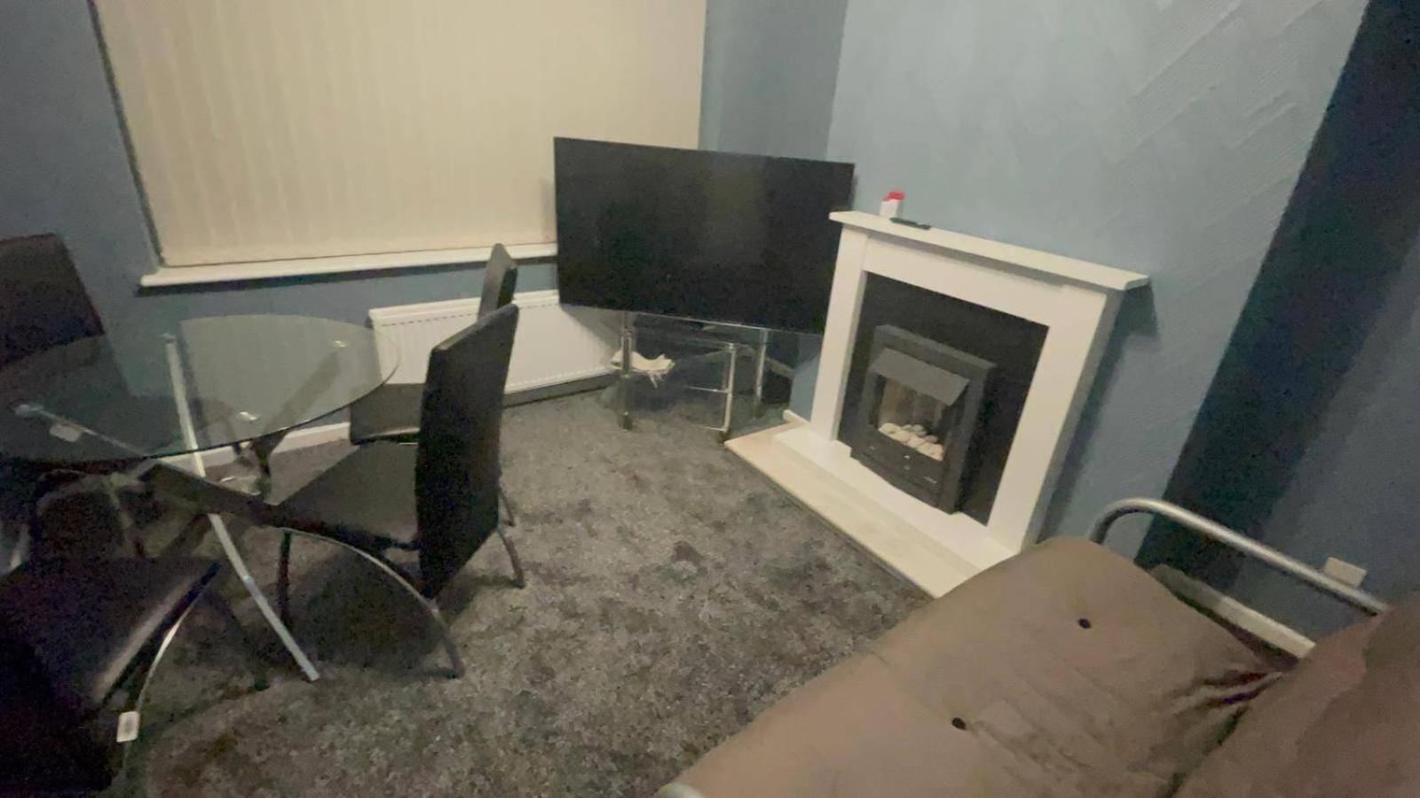 Housesleeps9-fireplace-garden-bbq-tv Vakantiehuis Manchester