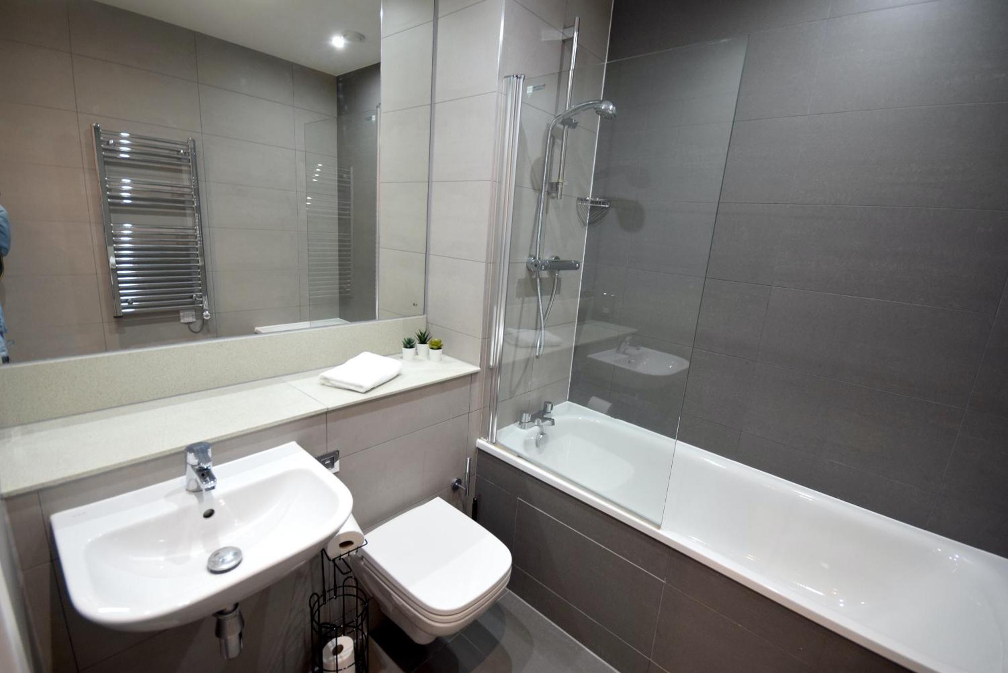 Apartment Life - 2-bed 1-bath Top-floor In New Cross *