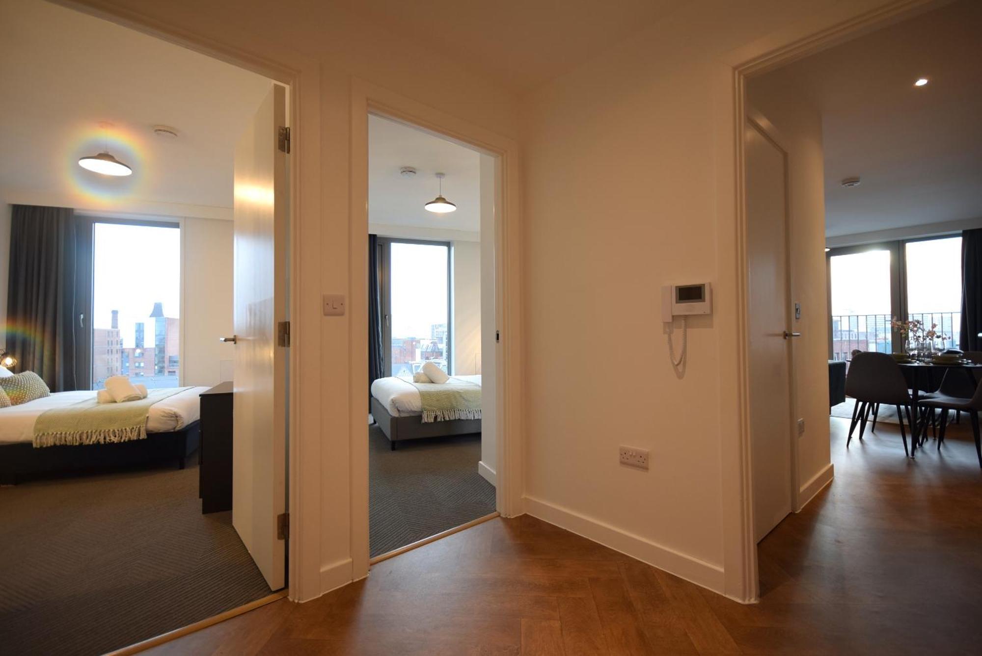 Life - 2-bed 1-bath Top-floor In New Cross * Manchester