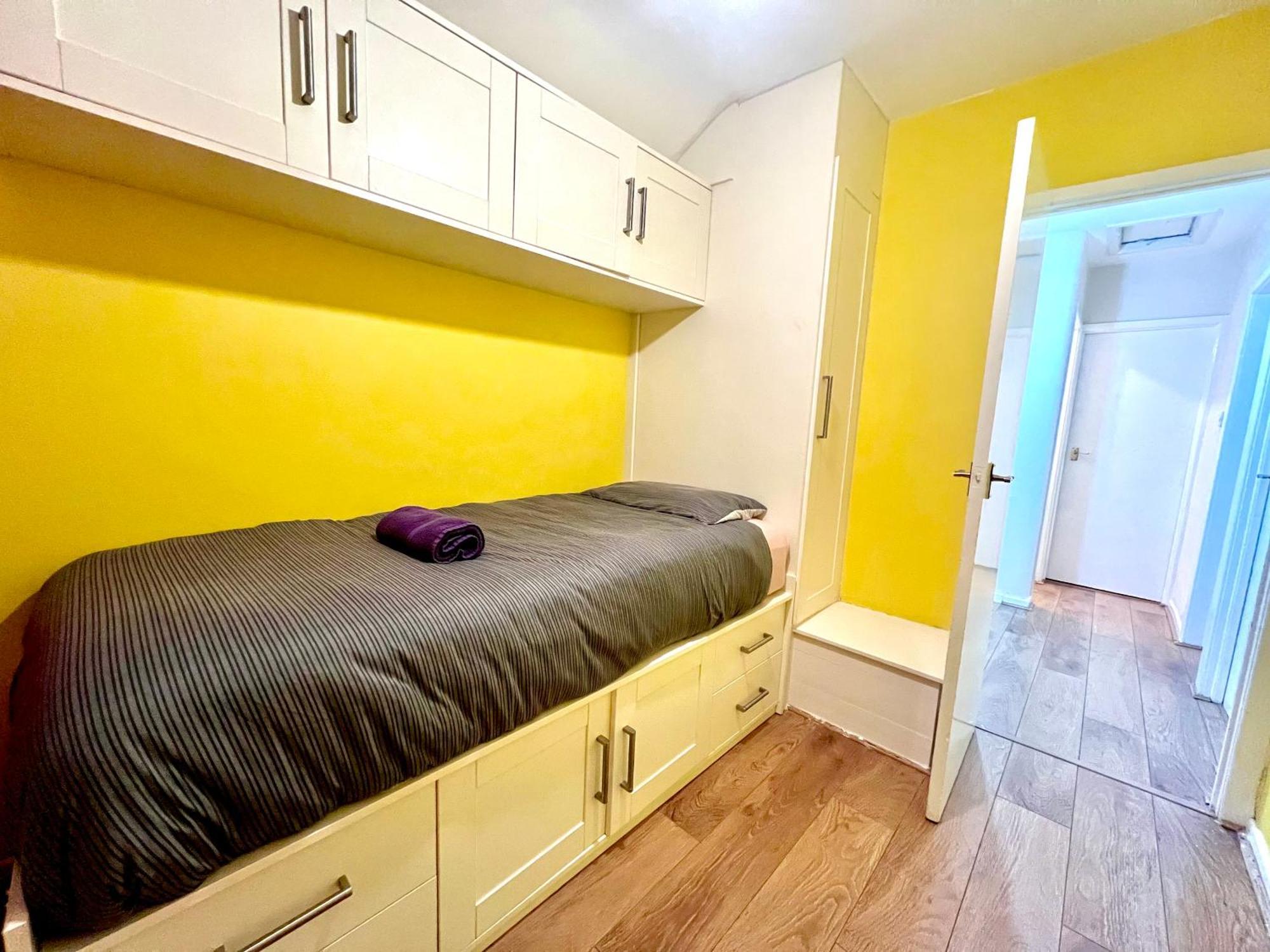Holiday home Spacious 3-bed Family Retreat With Cosy Living And Garden! Free Parking