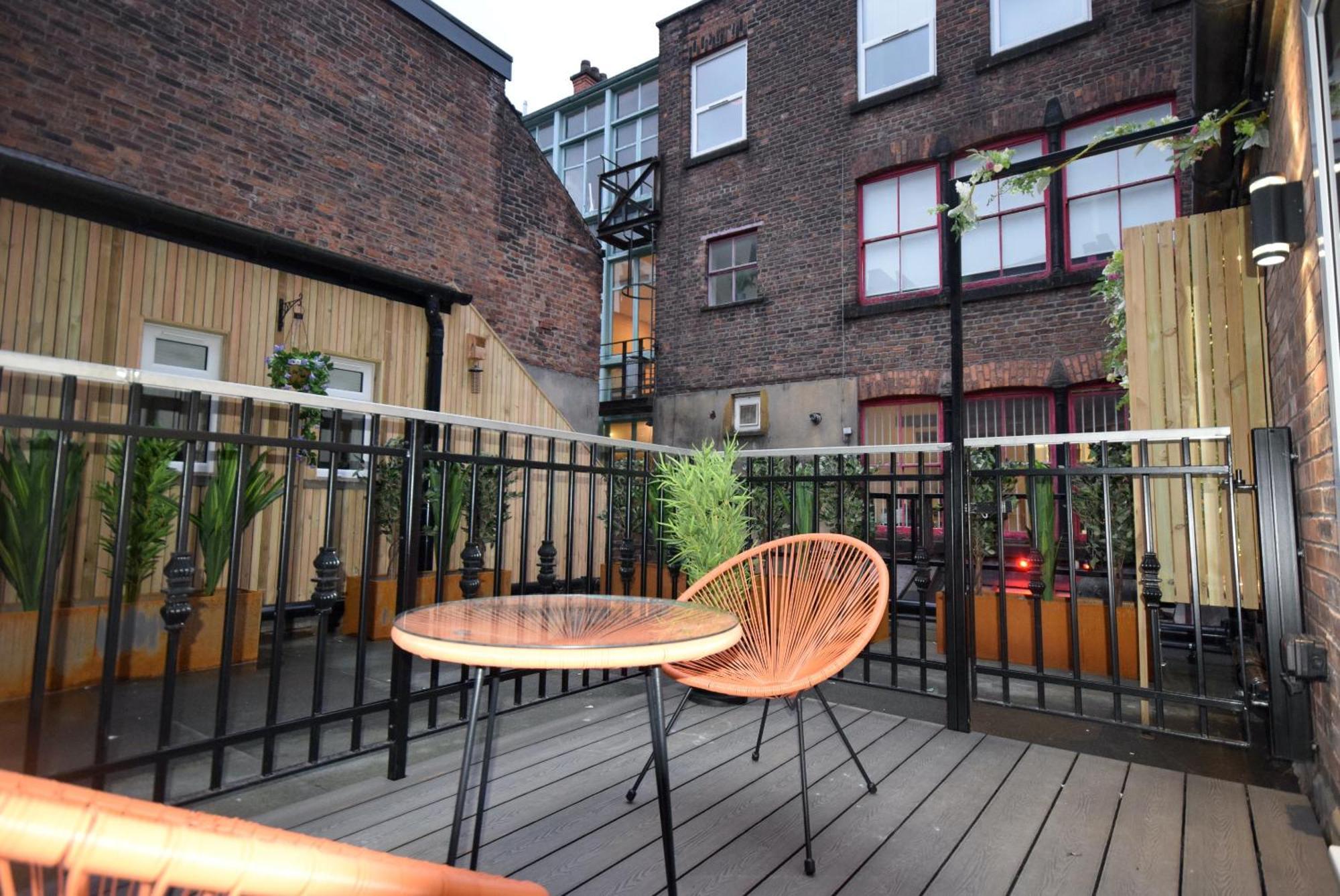 Cityescape - 1br Sofa Bed Balcony Window Shower Apartment
