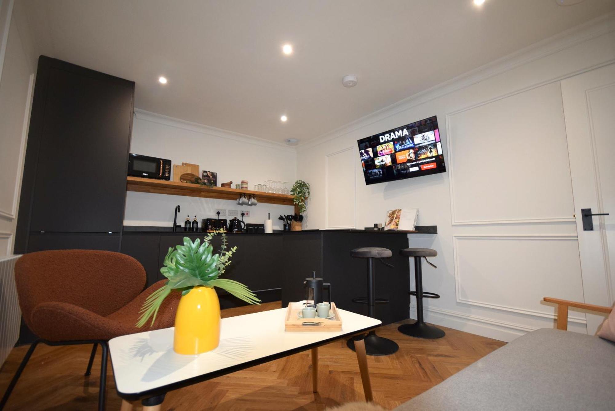 Cityescape - 1br Sofa Bed Balcony Window Shower Apartment *