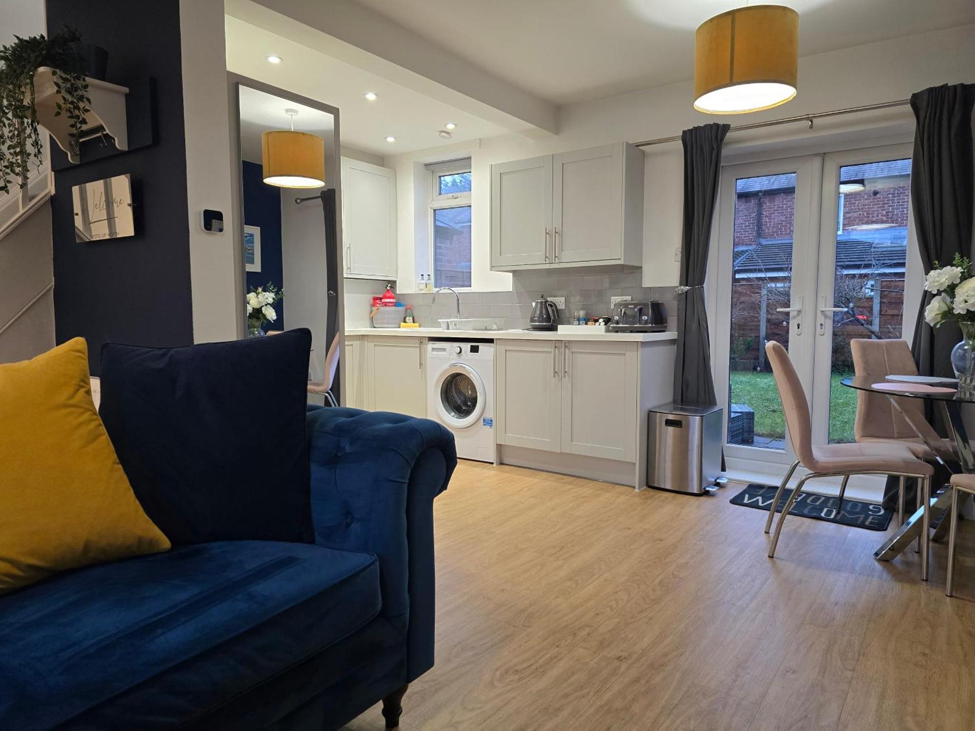The Heart - Cosy 3 Bedroom House With Double Driveway And Garden In Holiday home