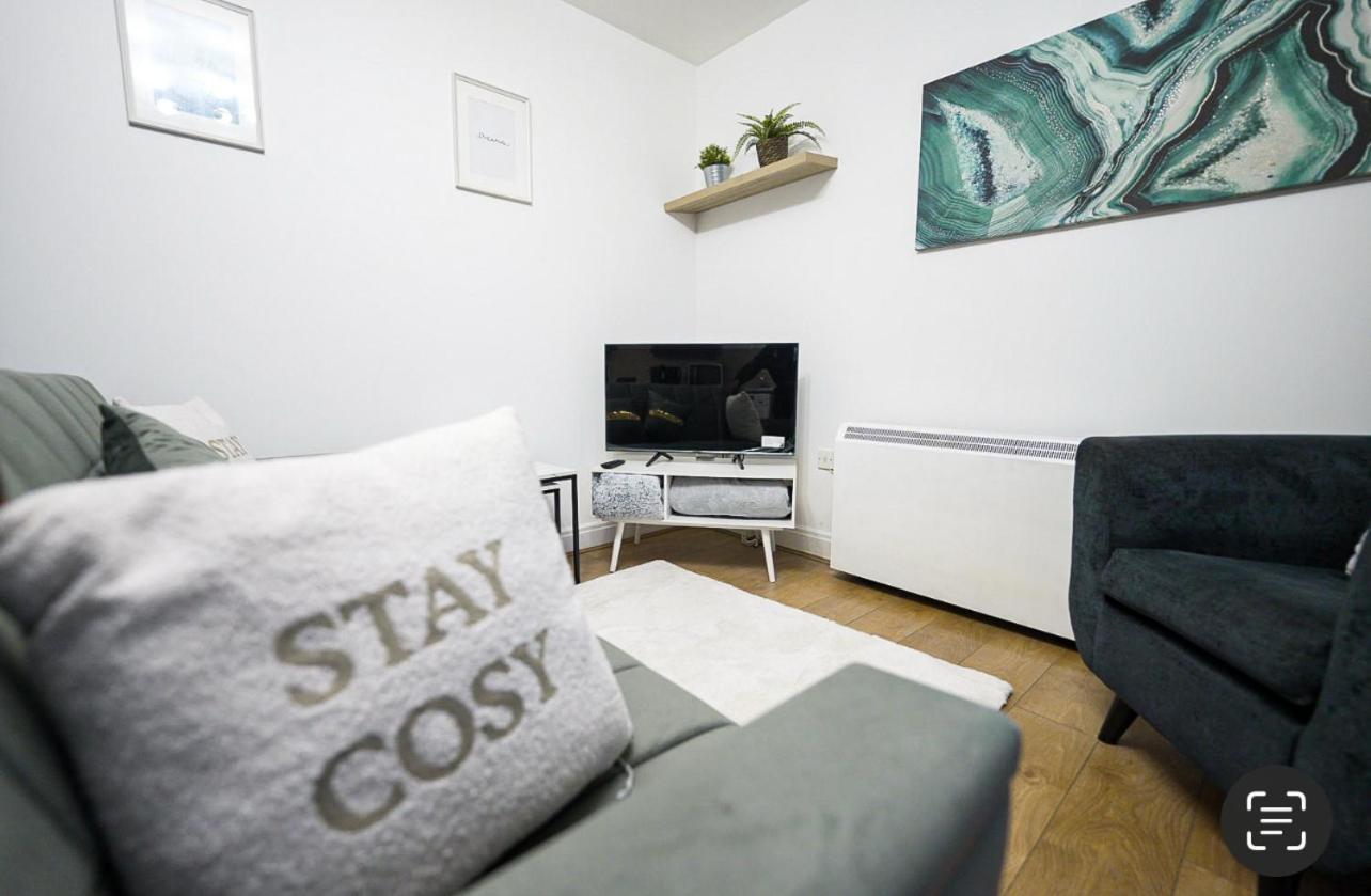 Modern Luxury 2 Bed Apartment, Sleeps 6 Apartment *