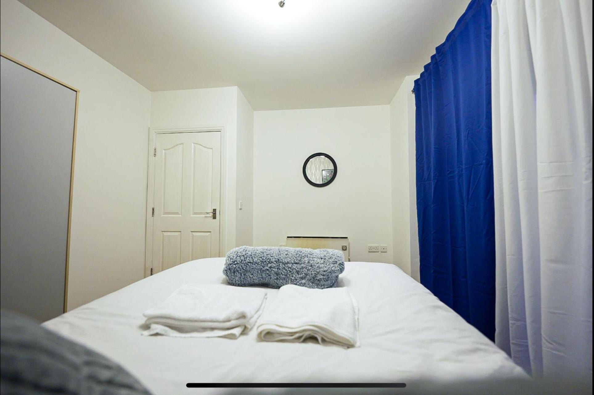 Modern Luxury 2 Bed Apartment, Sleeps 6 Apartment *