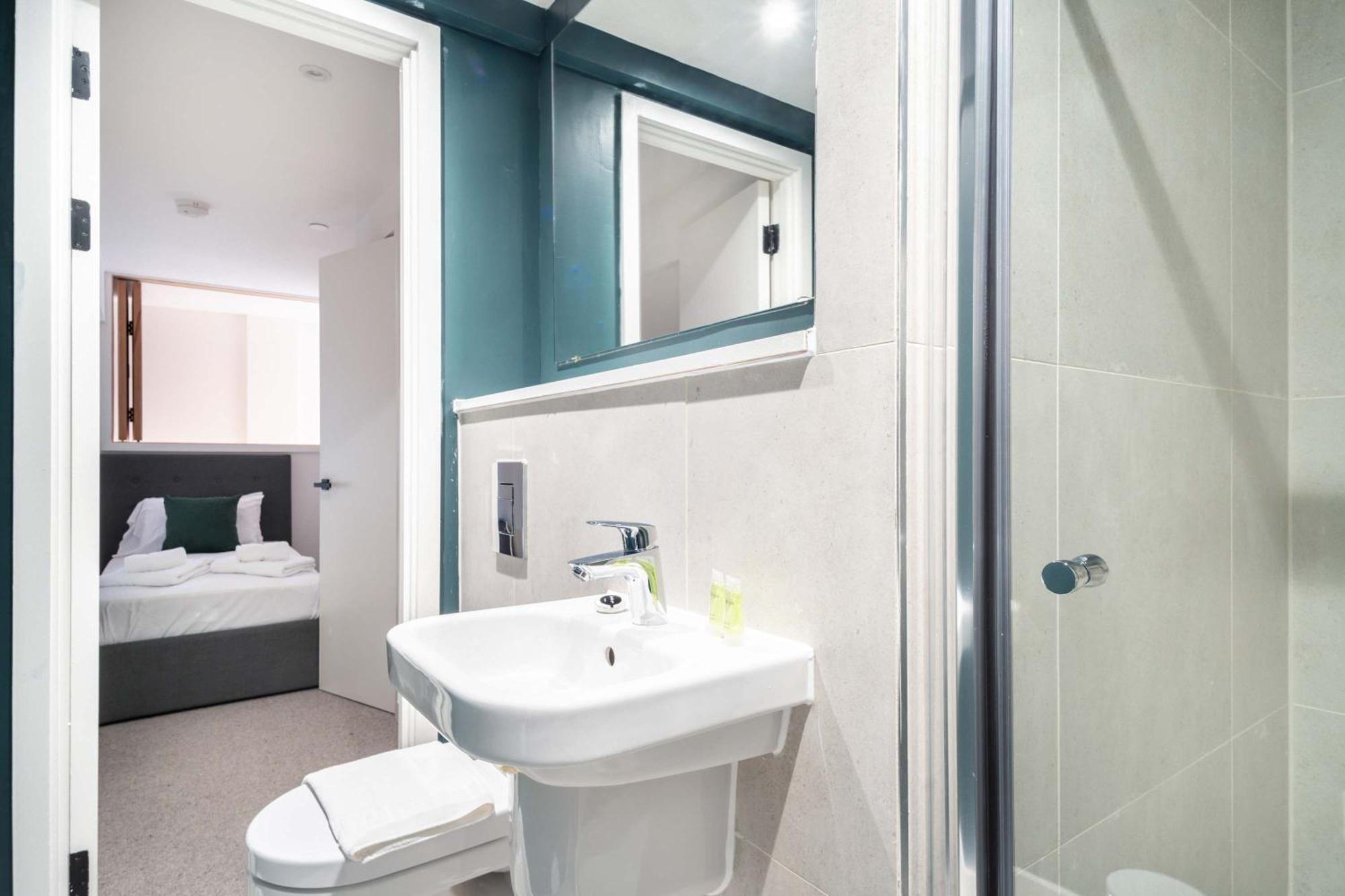 Stylish & Contemporary 2 Bed Flat In Apartment *