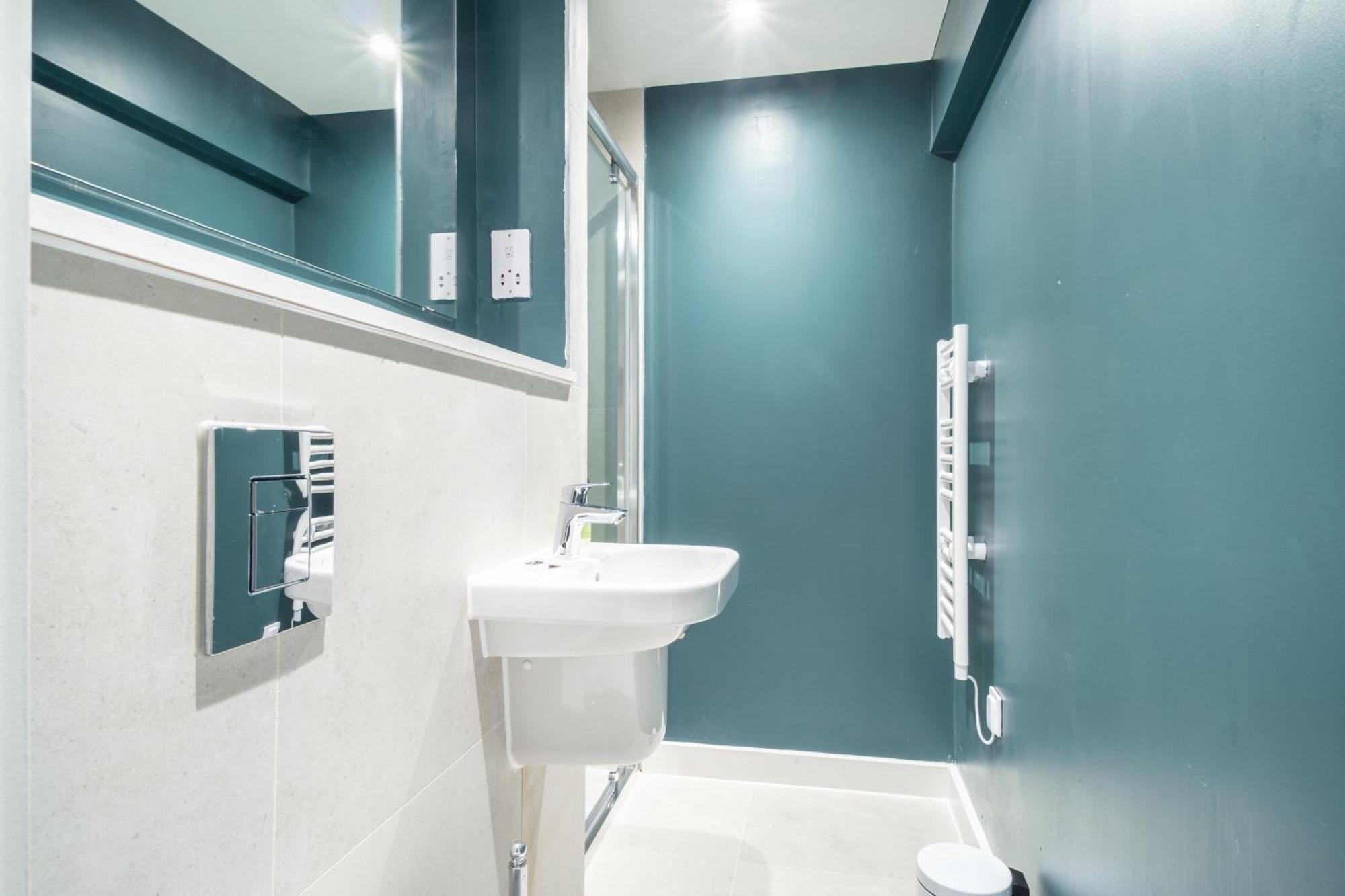 Stylish & Contemporary 2 Bed Flat In *
